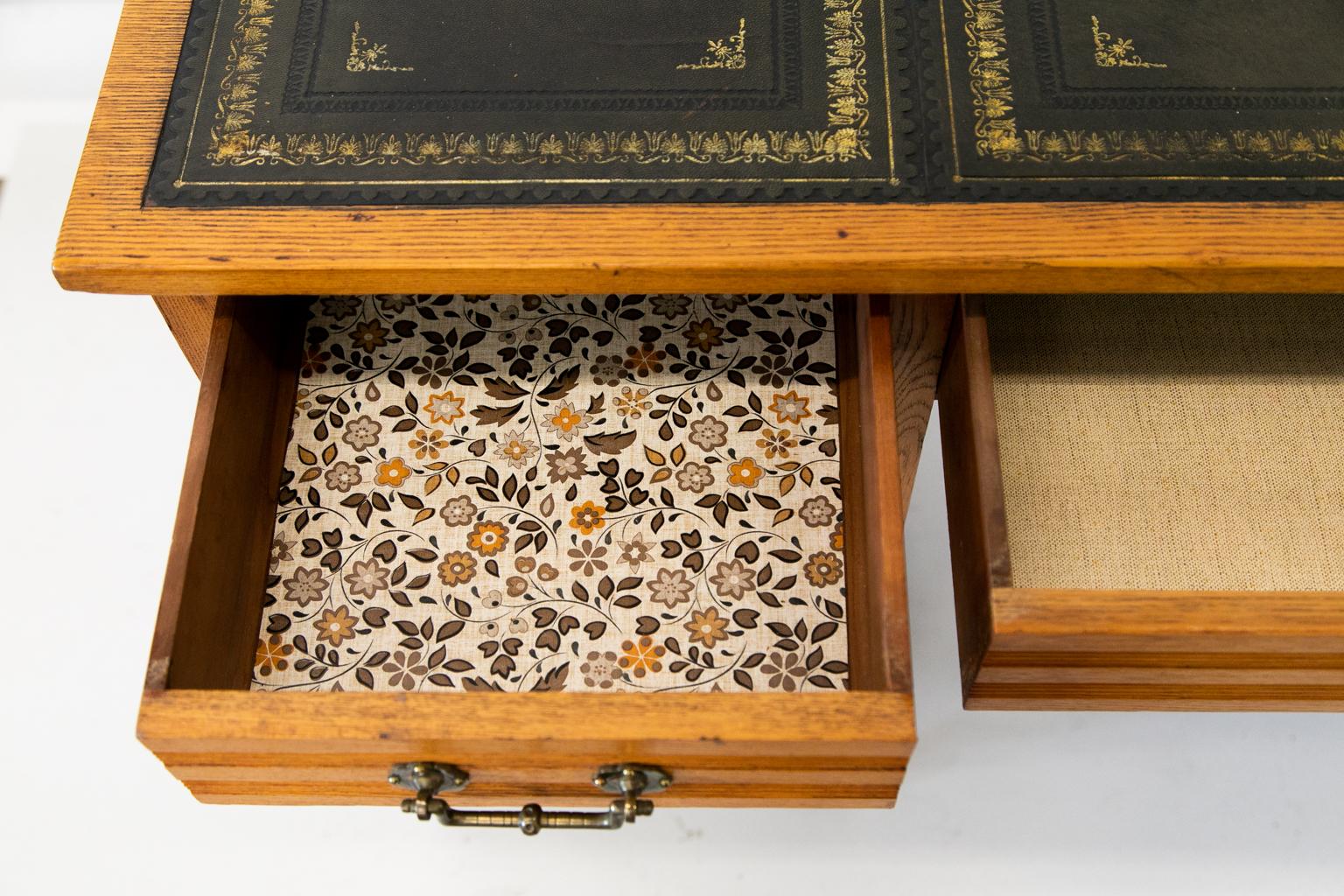 Schreibtisch aus englischer Eiche (Spätes 19. Jahrhundert) im Angebot