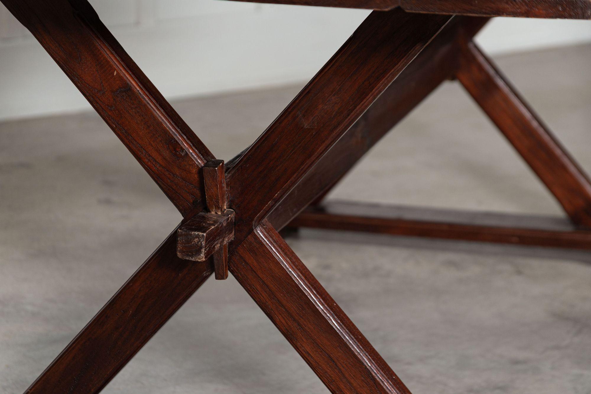 Chêne Table de réfectoire en chêne anglais avec cadre en X en vente