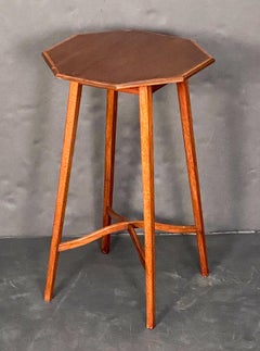 Mesa auxiliar inglesa de caoba con tablero octogonal incrustado