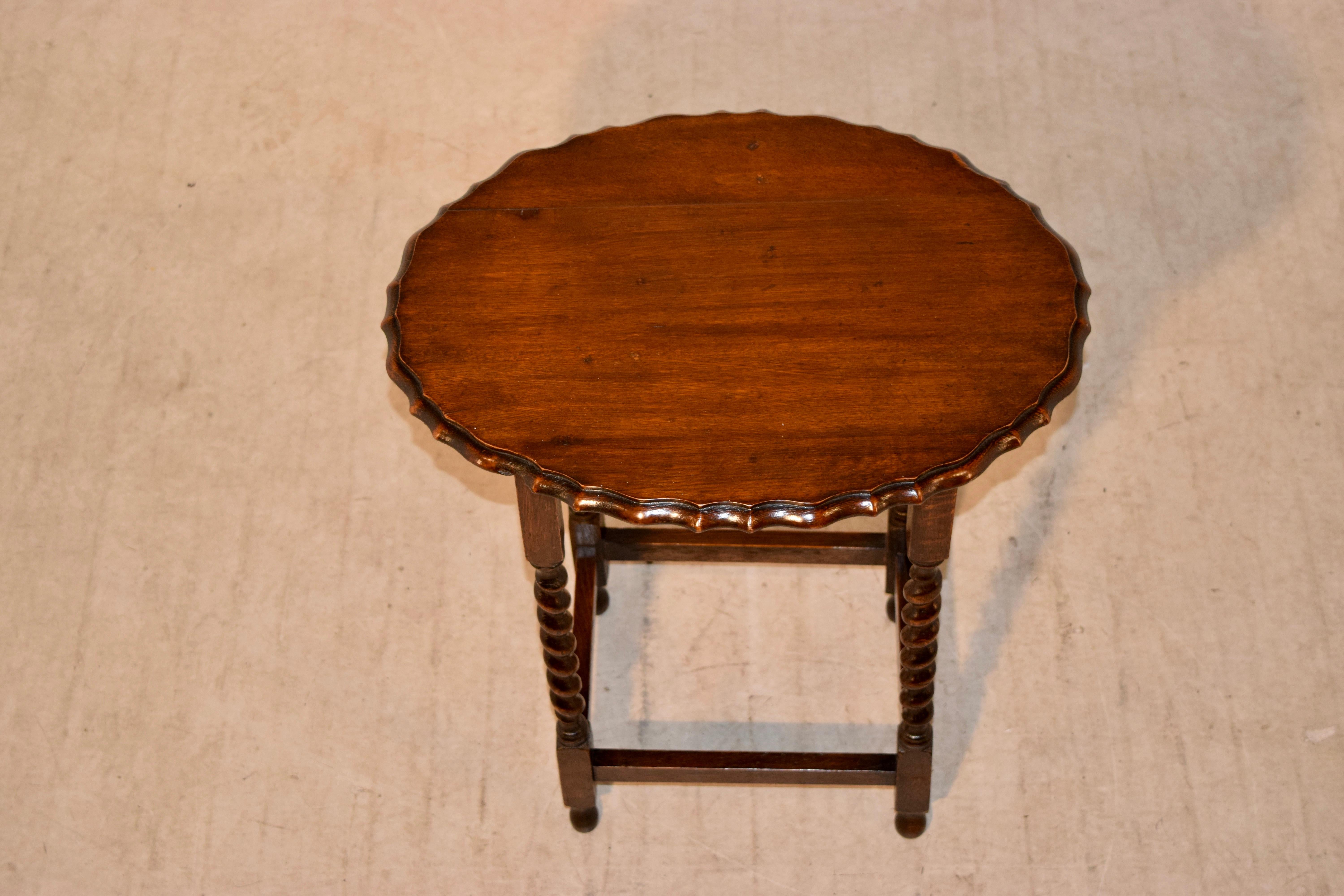 English Occasional Table, circa 1900 In Good Condition In High Point, NC