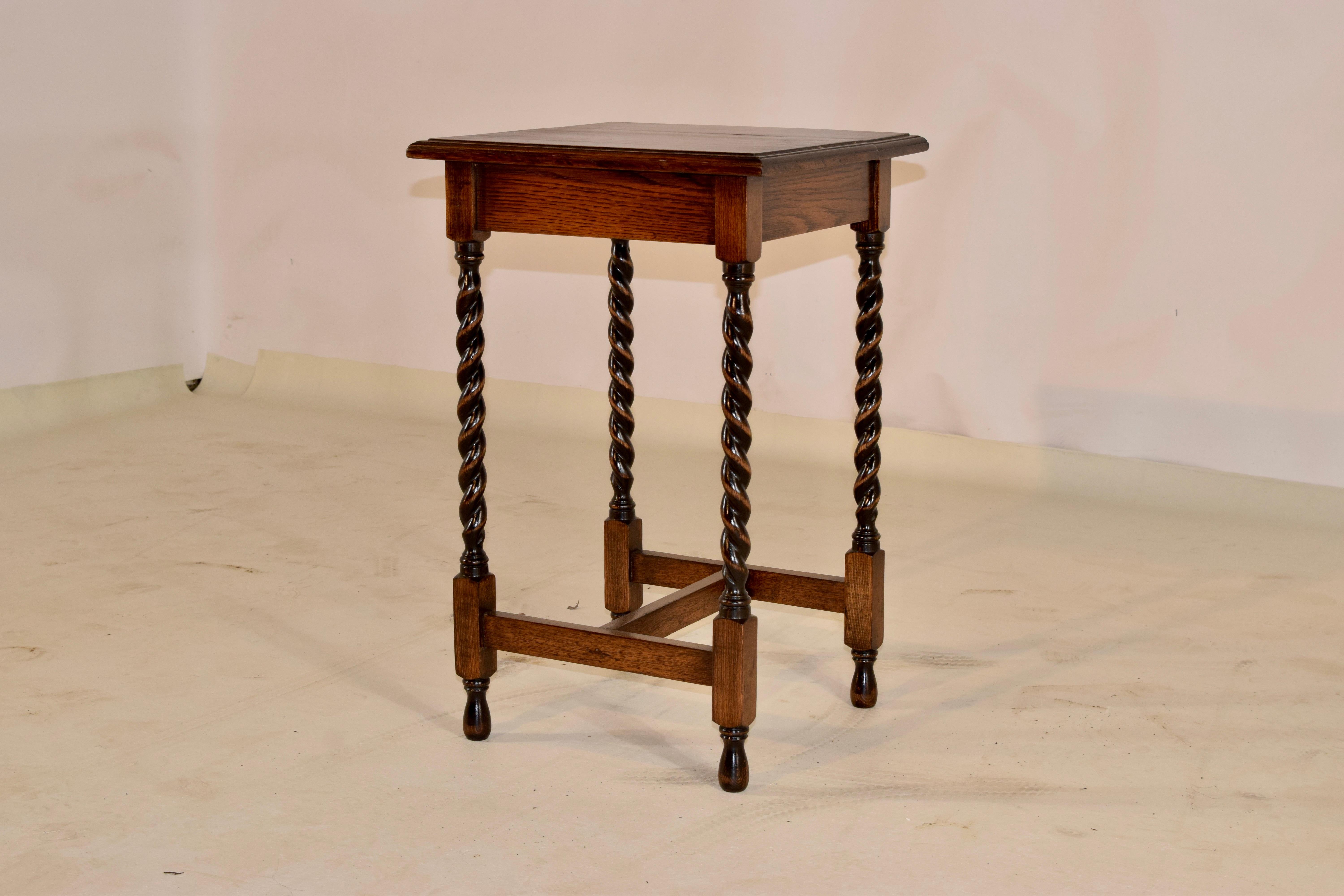 English Occasional Table, circa 1900 In Good Condition For Sale In High Point, NC