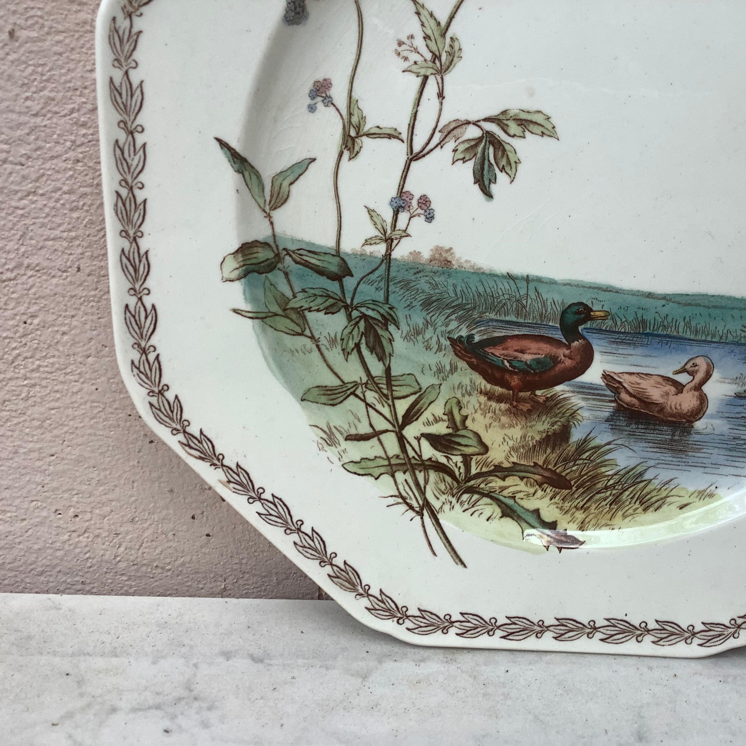 Assiette octogonale anglaise Canards sur le lac, circa 1890.
Marque anglaise TC Brown Westhead et Moore.
Vendu au Grand dépôt 21 rue Drouot, Paris.