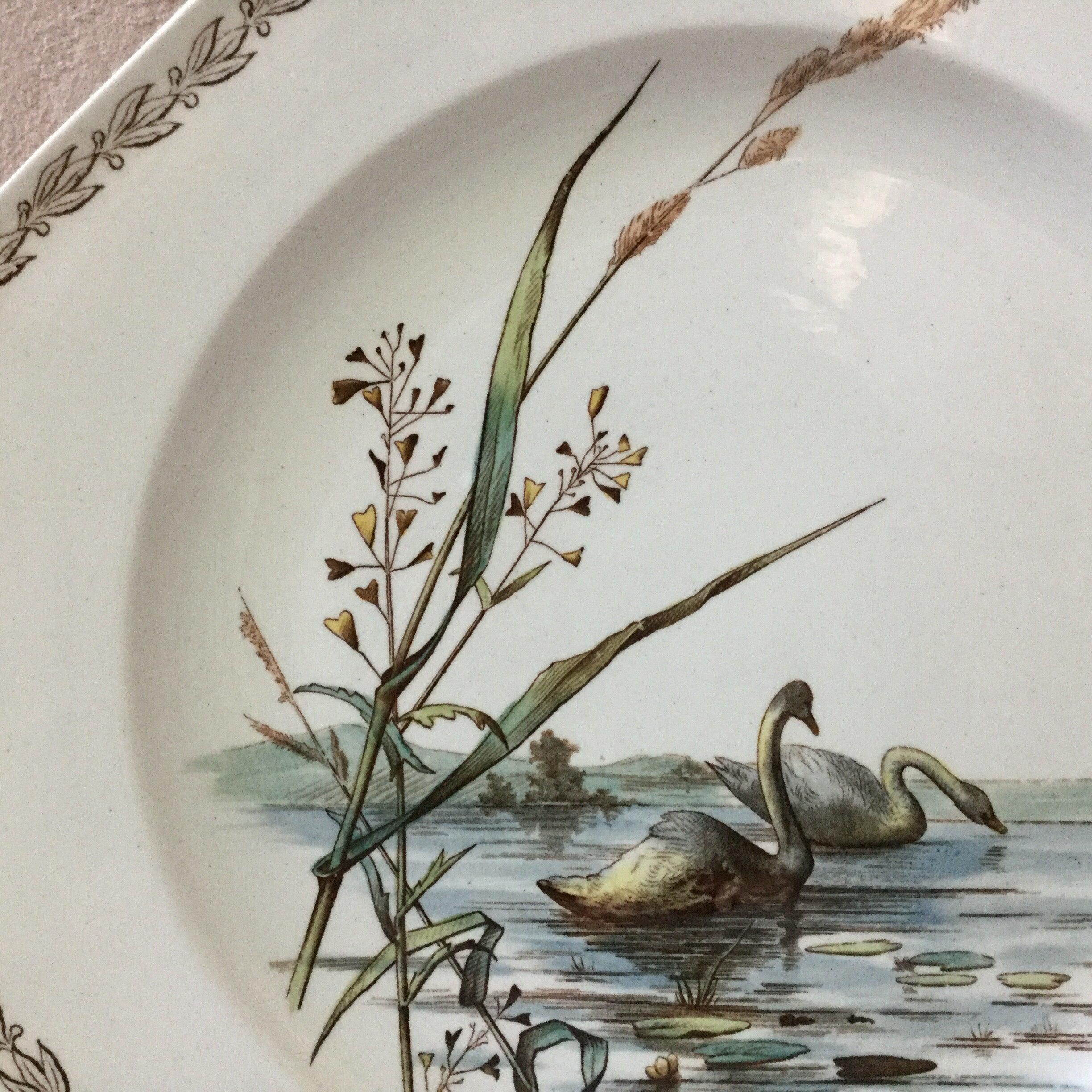 Country Assiette octogonale anglaise cygnes sur le lac Brown Westhead et Moore, vers 1890 en vente