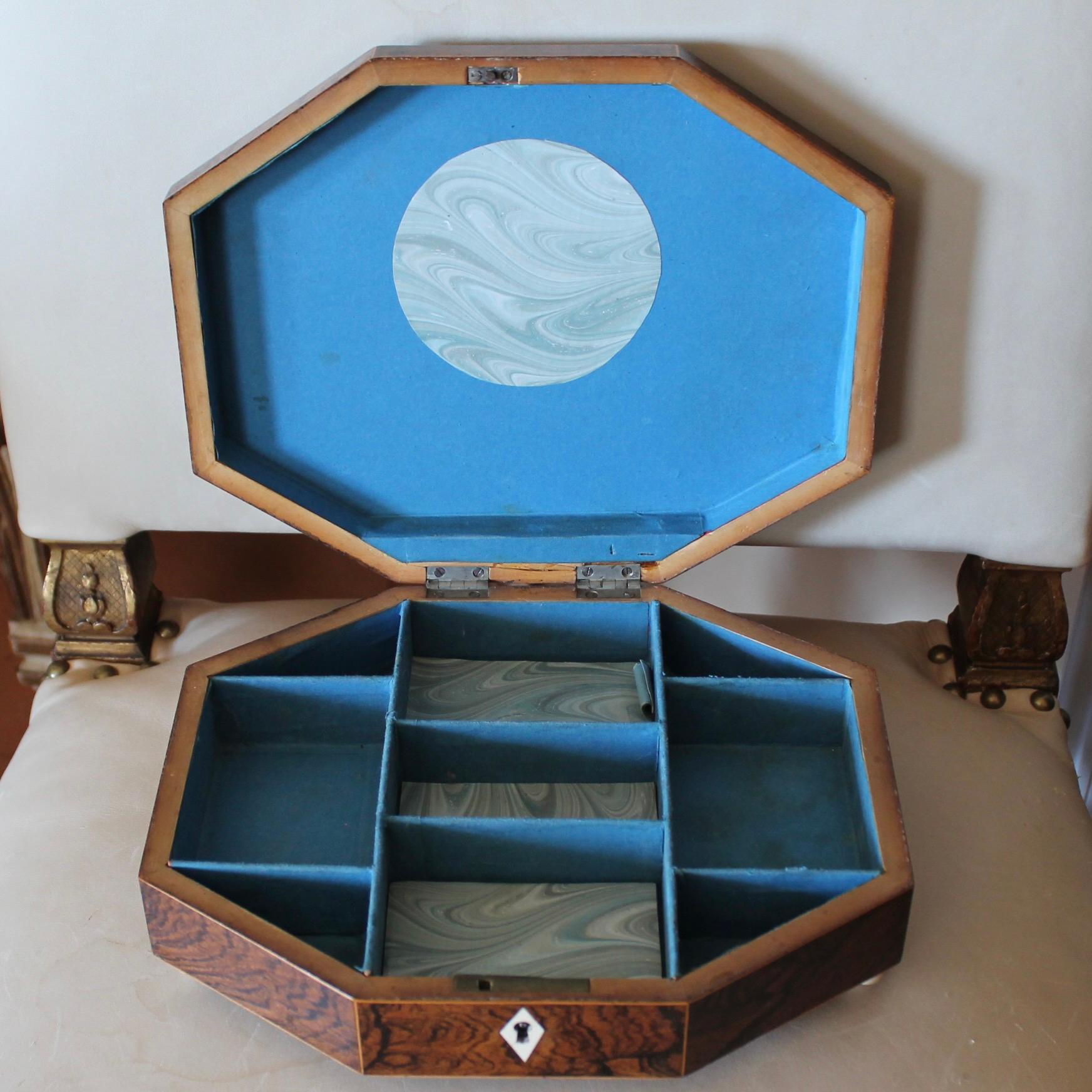 Boîte à bijoux octogonale anglaise avec incrustation de lignes de bois de rose en vente 3