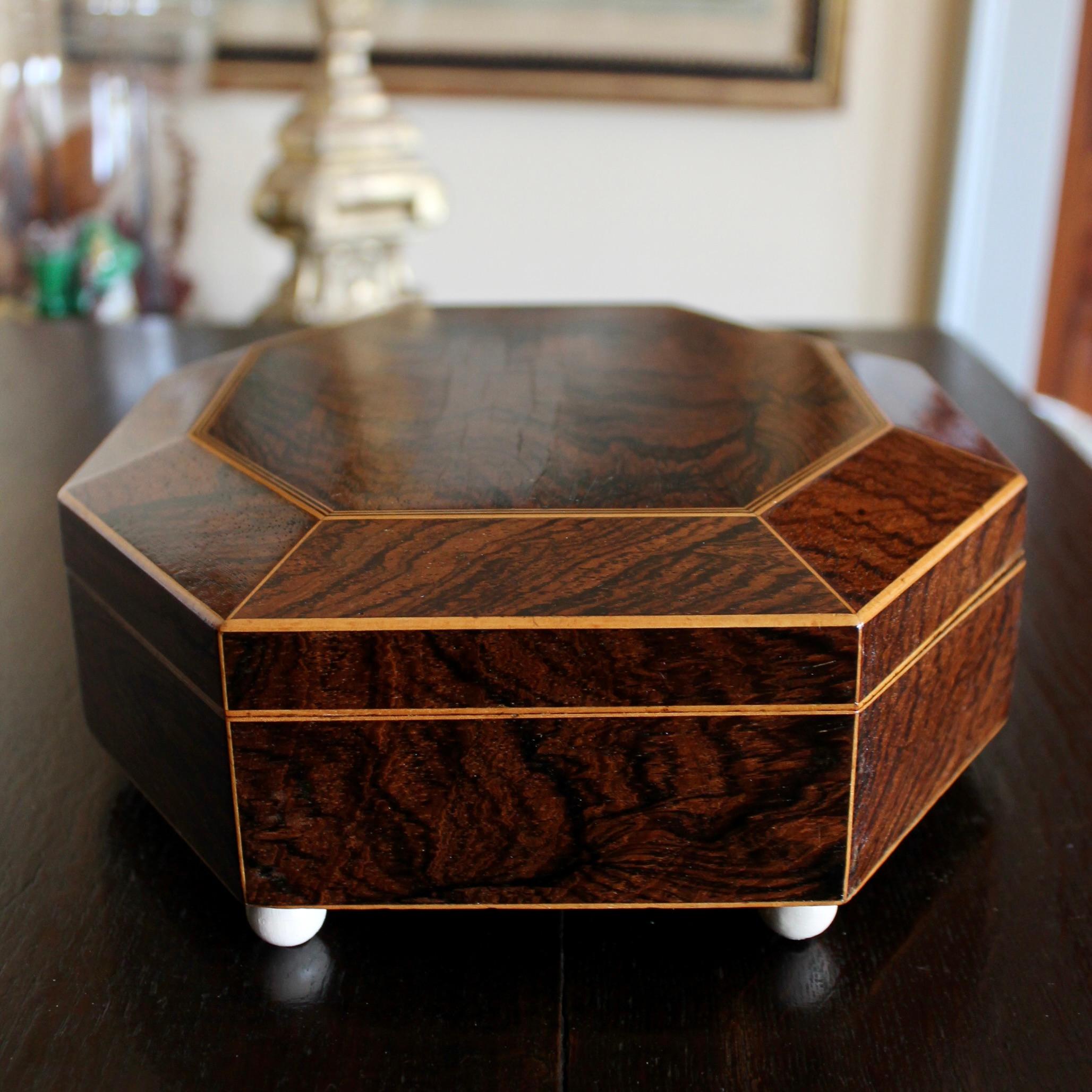 English Octagonal Rosewood with Boxwood Line Inlay Jewelry Box In Good Condition For Sale In Free Union, VA