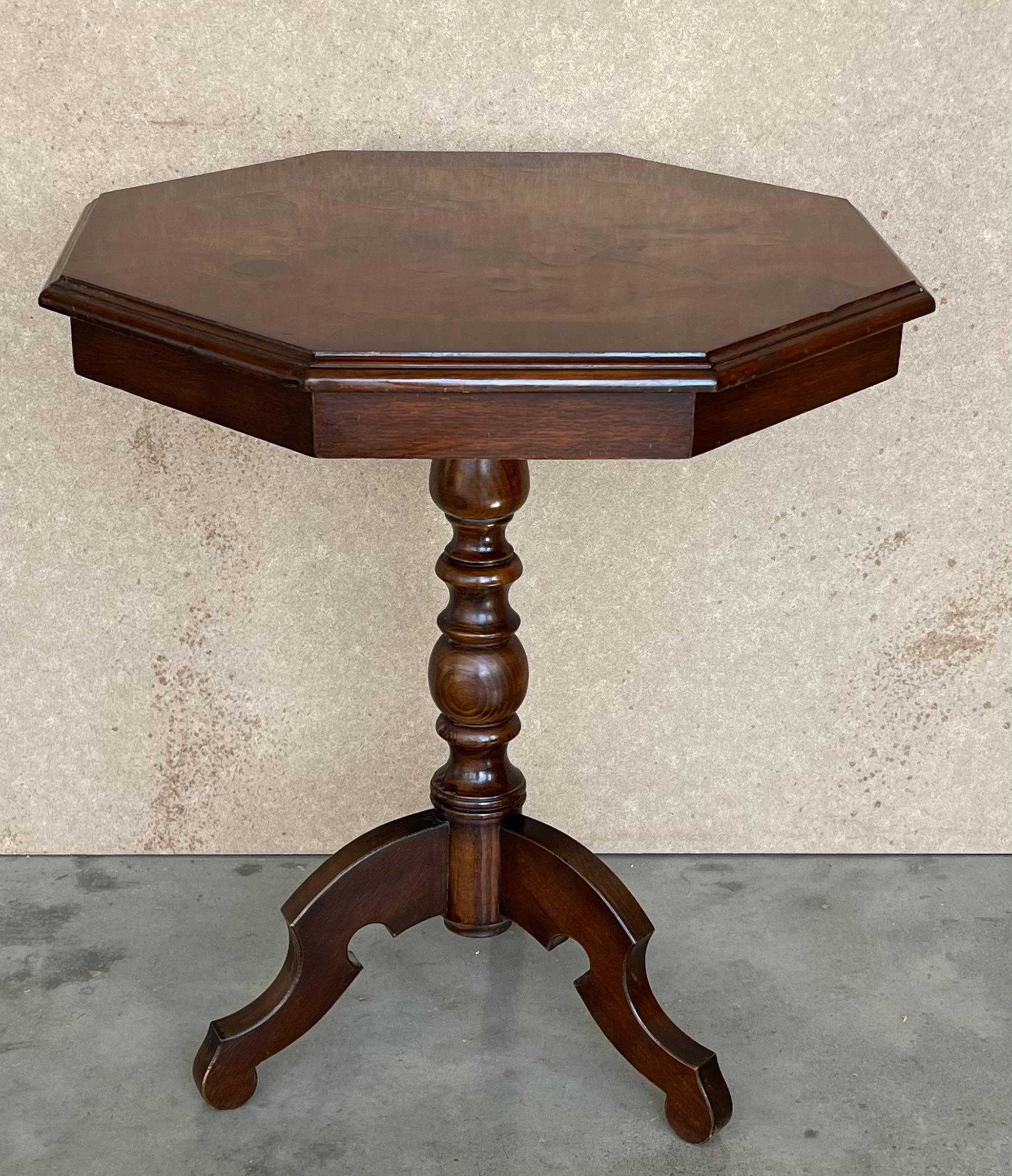 English tea table is an original furniture piece realized at the end of the 19th century by English manufacture. This octagonal-shaped tea table has a veneered top in various root wood supported by a carved pedestal with three feet.
