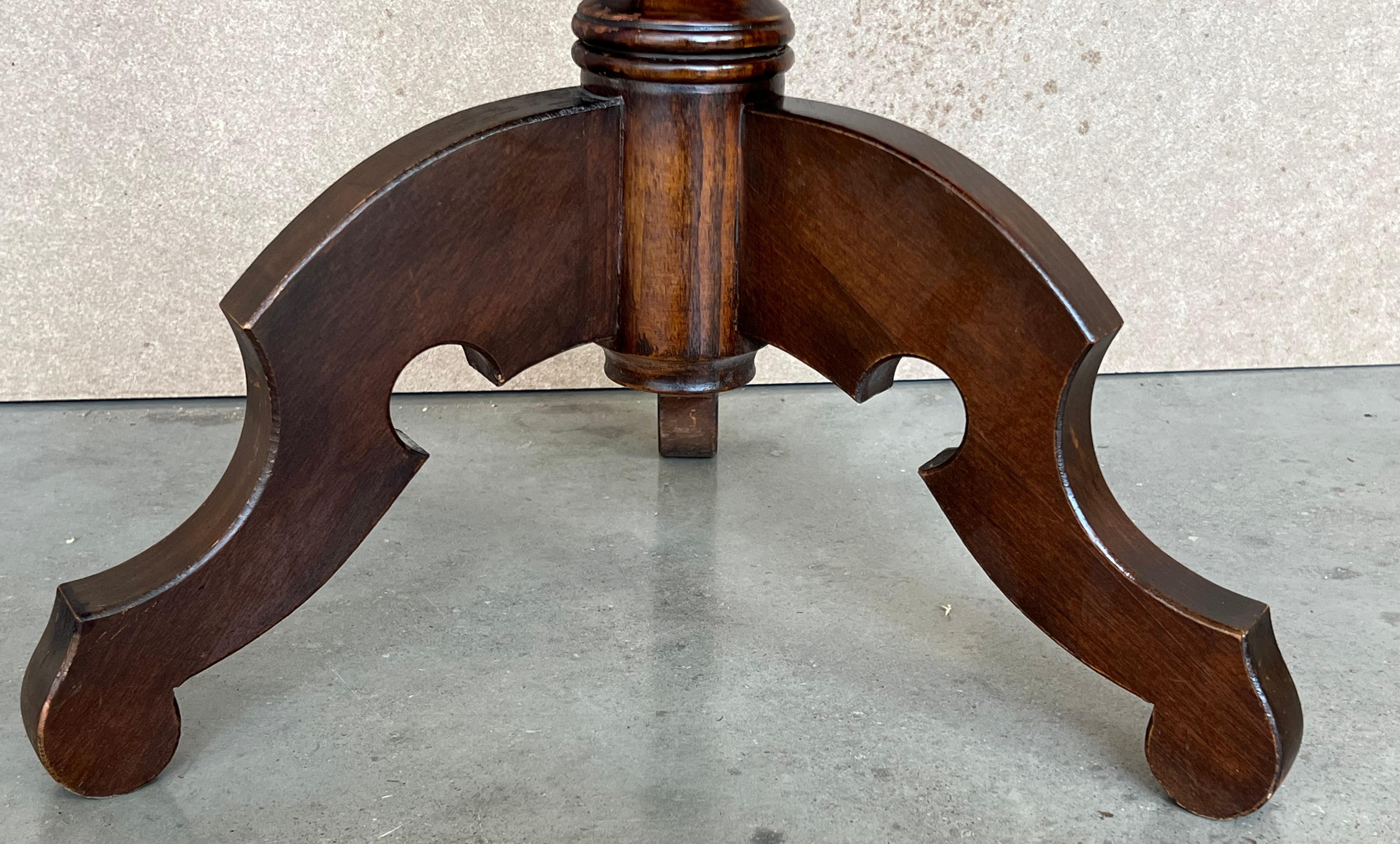Table à thé ou table d'appoint anglaise octogonale à piédestal, 19ème siècle en vente 1