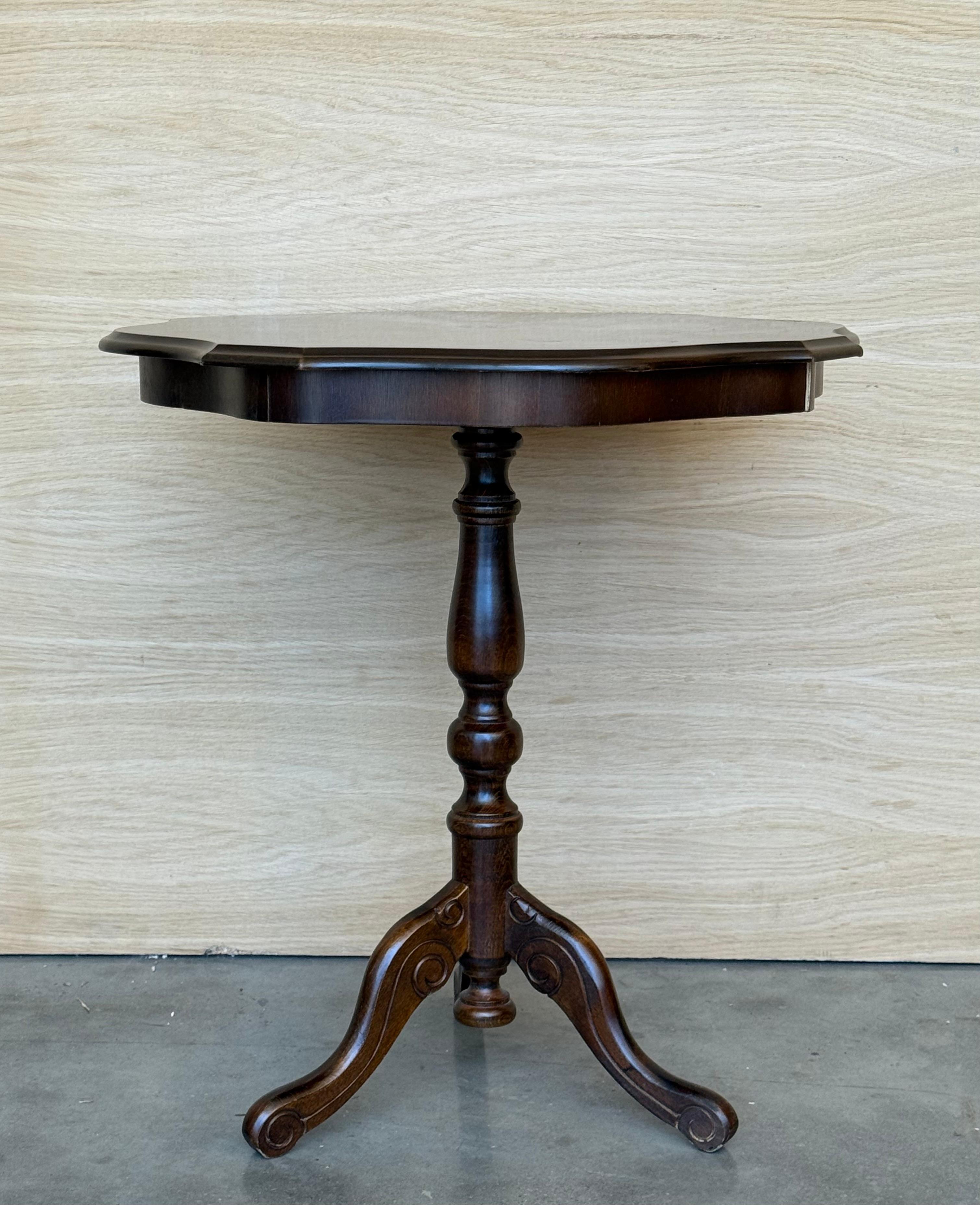 English tea table is an original furniture piece realized at the end of the 19th century by English manufacture. This octagonal-shaped tea table has a veneered top in various root wood supported by a carved pedestal with three feet.