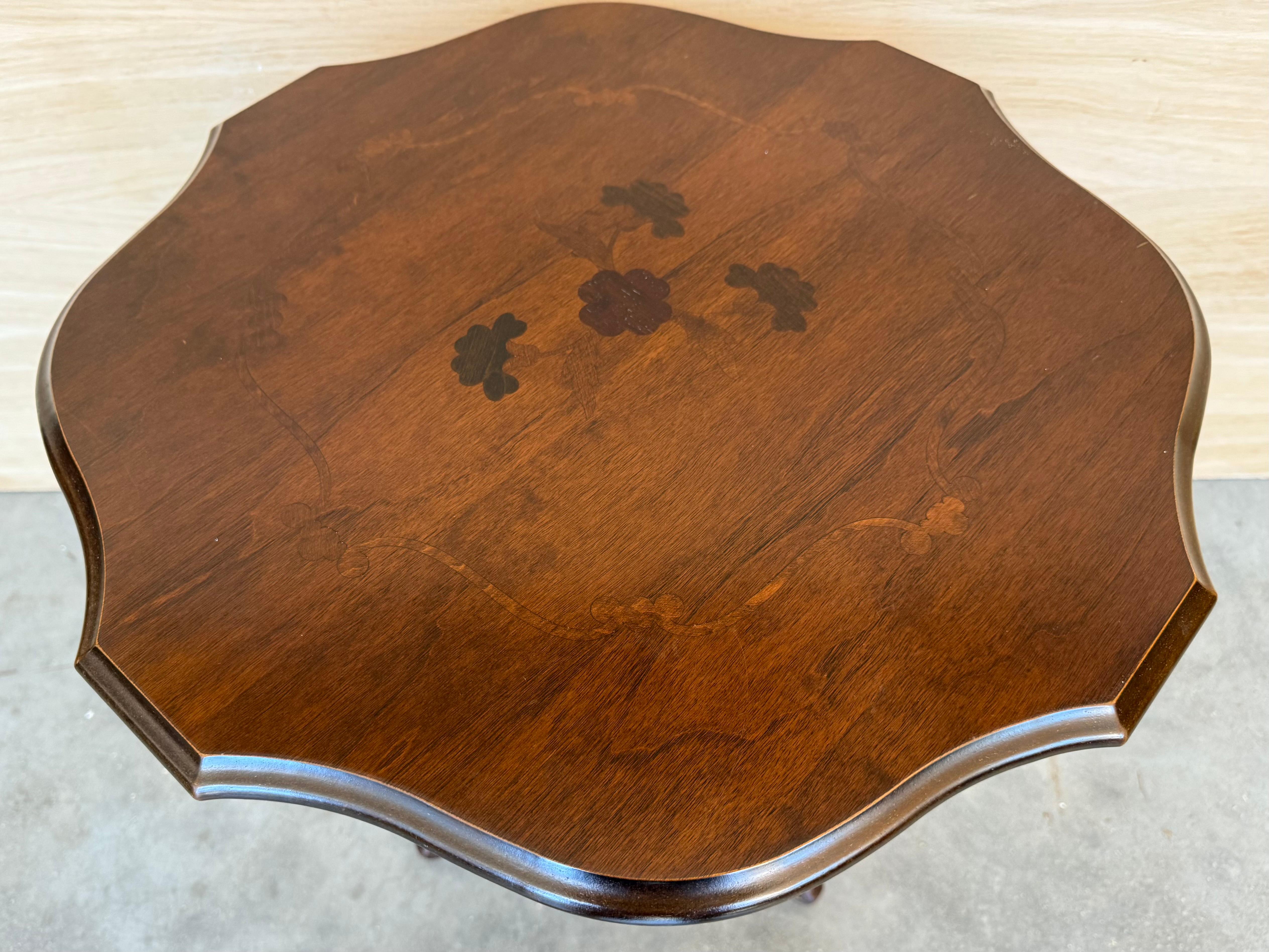 English Octogonal Pedestal Tea or Side Table with Marquetry top, 19th Century In Good Condition For Sale In Miami, FL