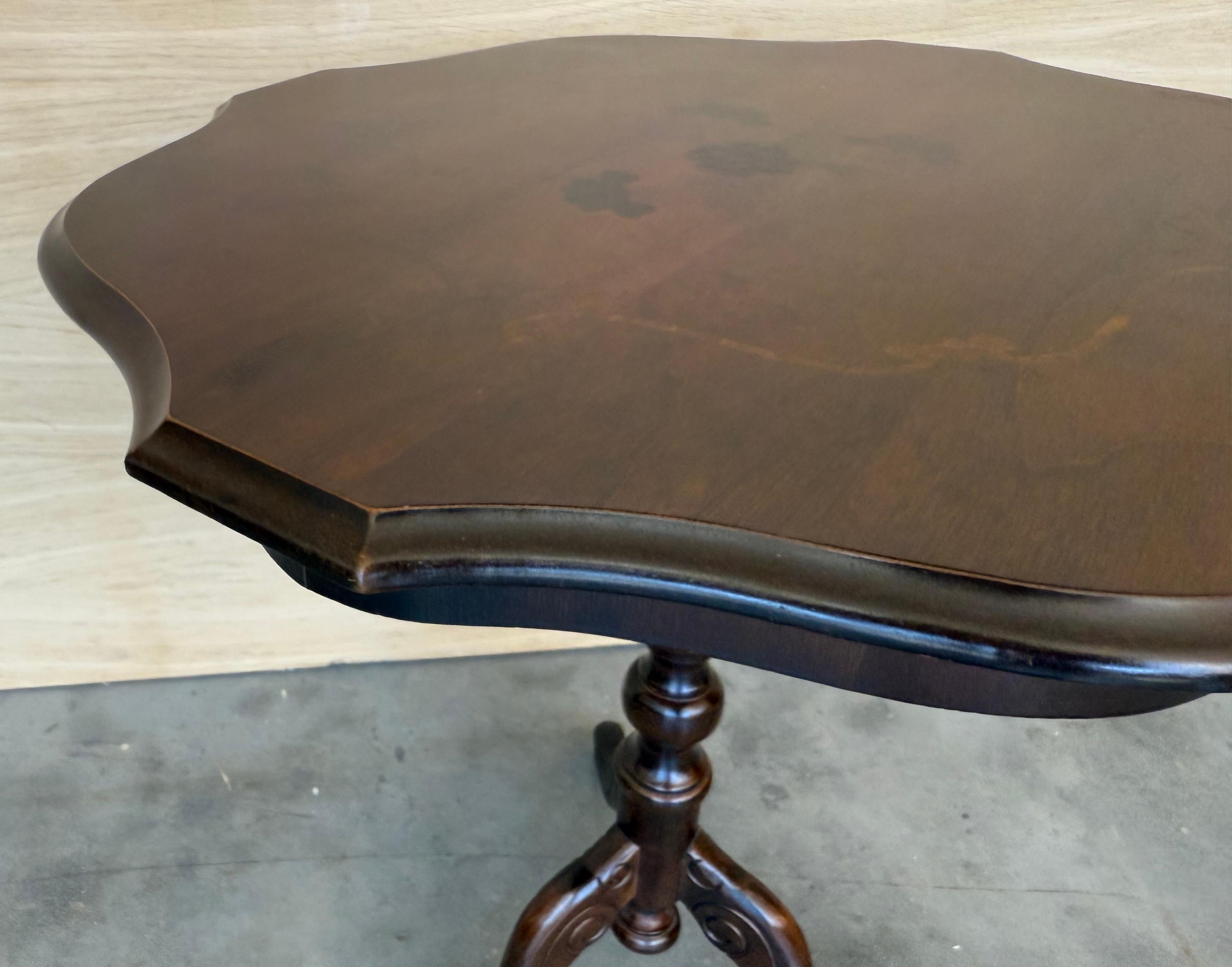 English Octogonal Pedestal Tea or Side Table with Marquetry top, 19th Century For Sale 2