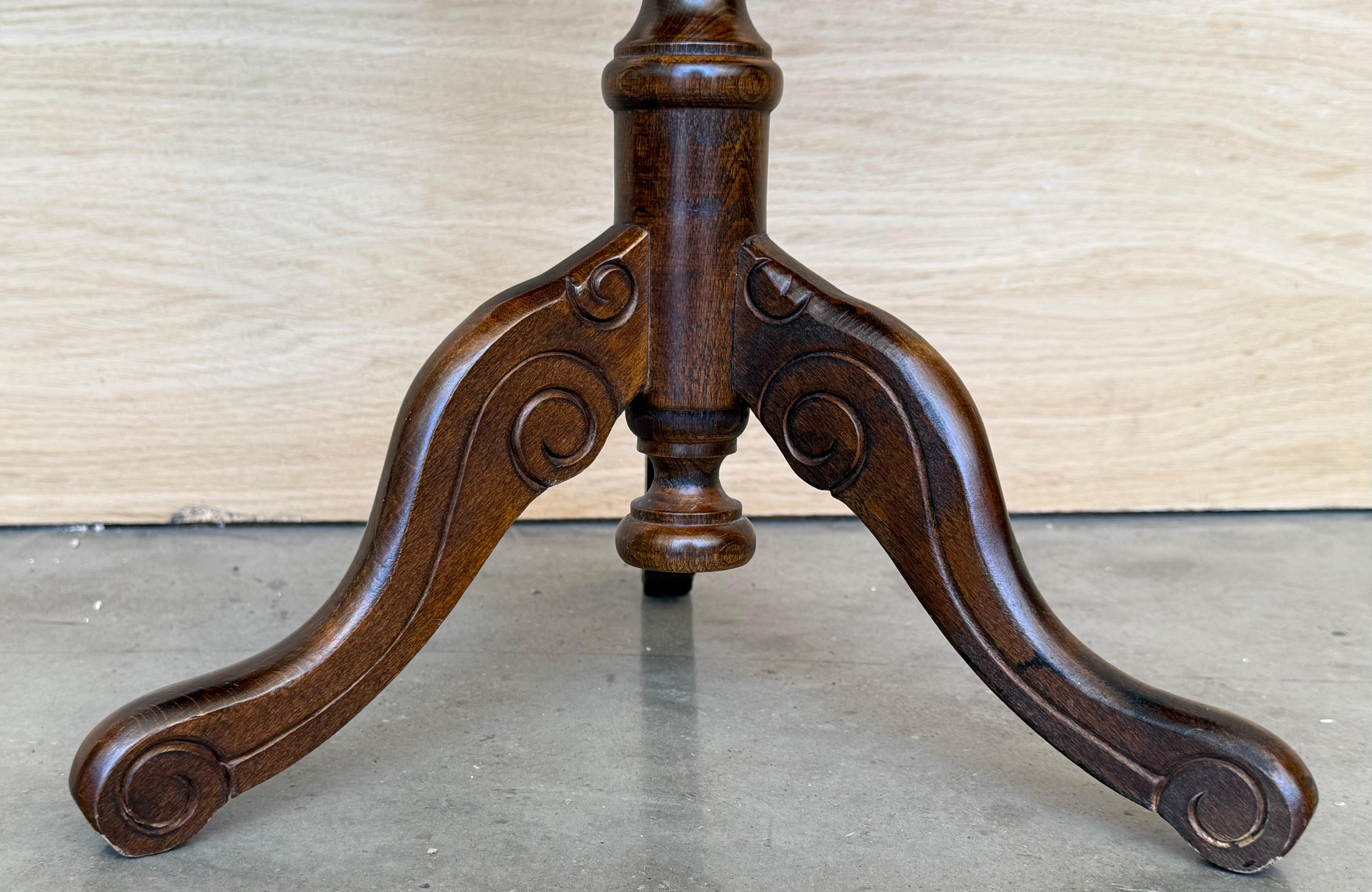 English Octogonal Pedestal Tea or Side Table with Marquetry top, 19th Century For Sale 3