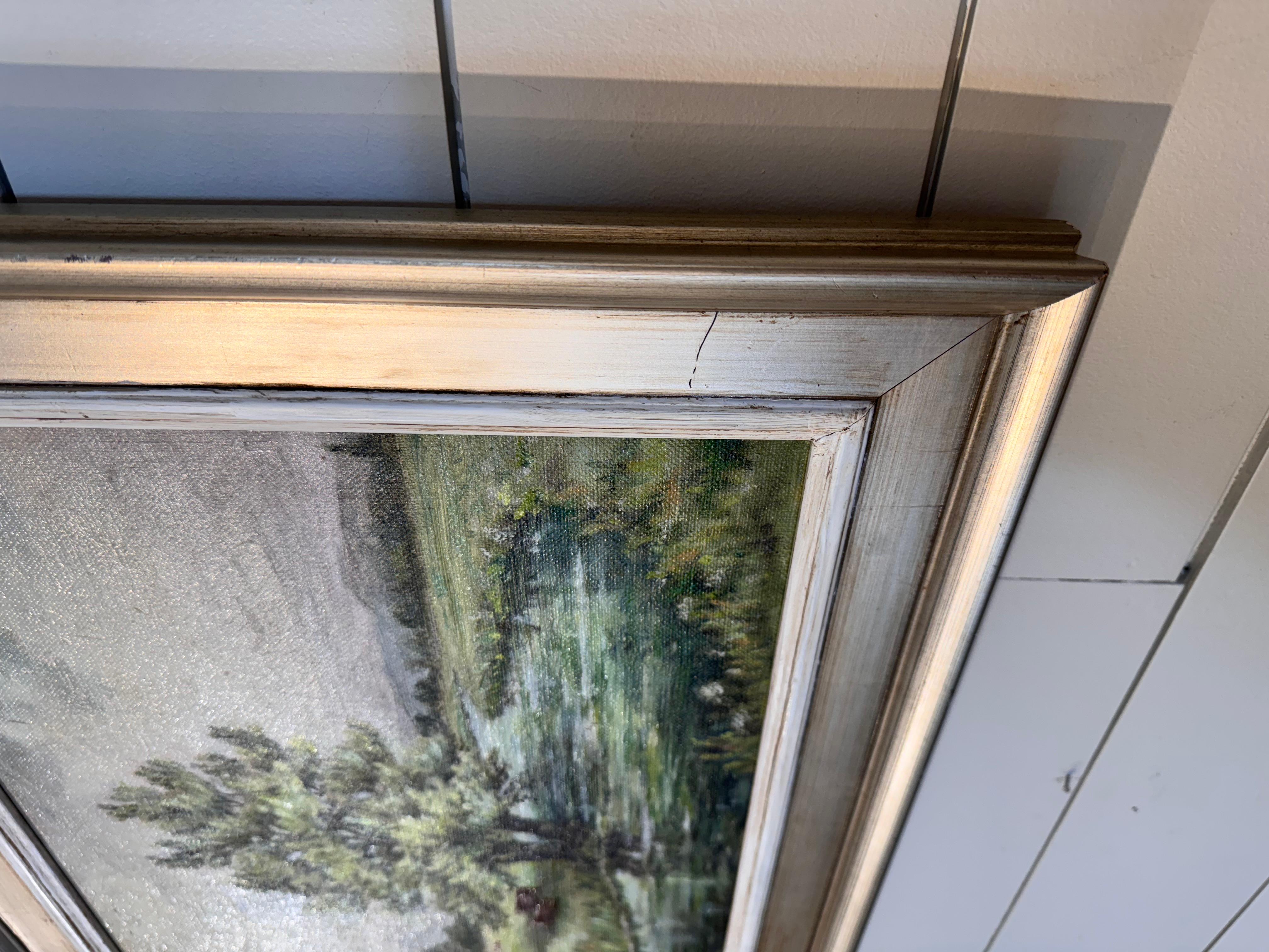 Este es un maravilloso ejemplo de pintura de paisaje rural. Tiene un colorido sereno y está enmarcada en un versátil marco de madera color champán-plata. Este paisaje es lo suficientemente elegante como para colgarlo solo o con una colección de