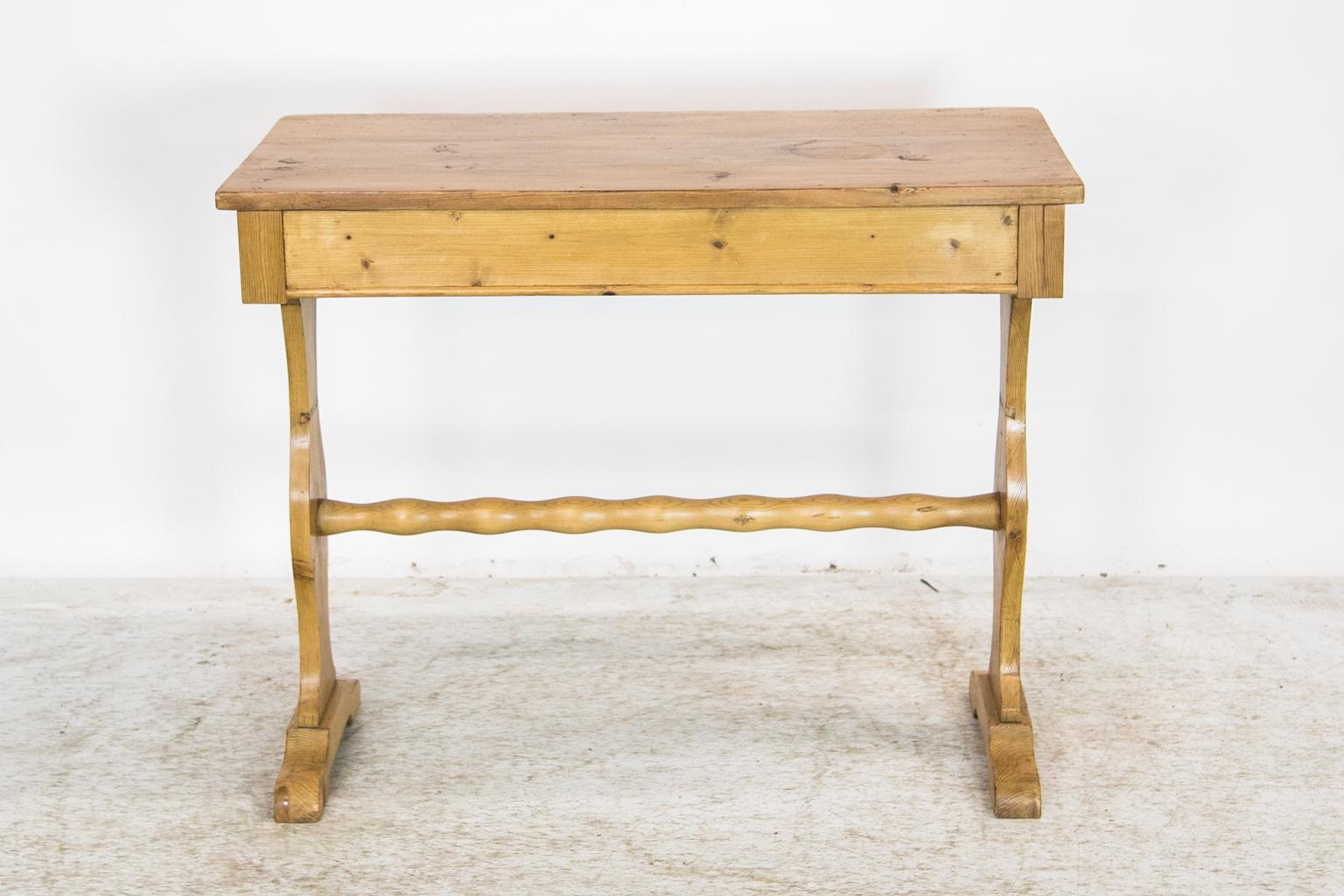 English One Drawer Stretcher Pine Table For Sale 6