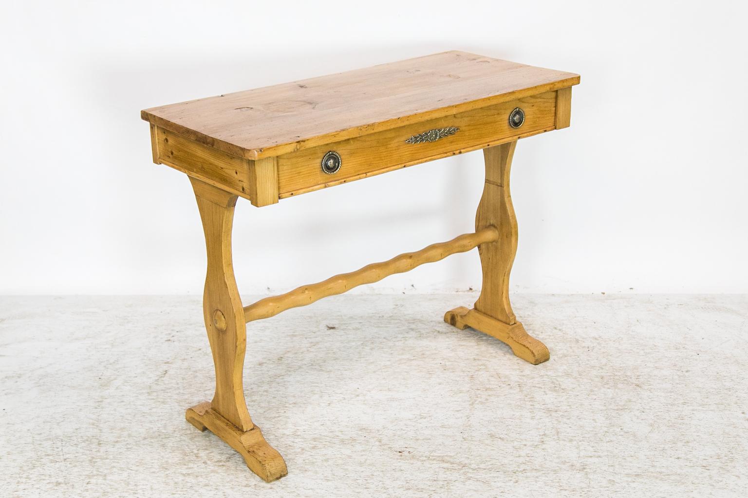 Mid-19th Century English One Drawer Stretcher Pine Table For Sale