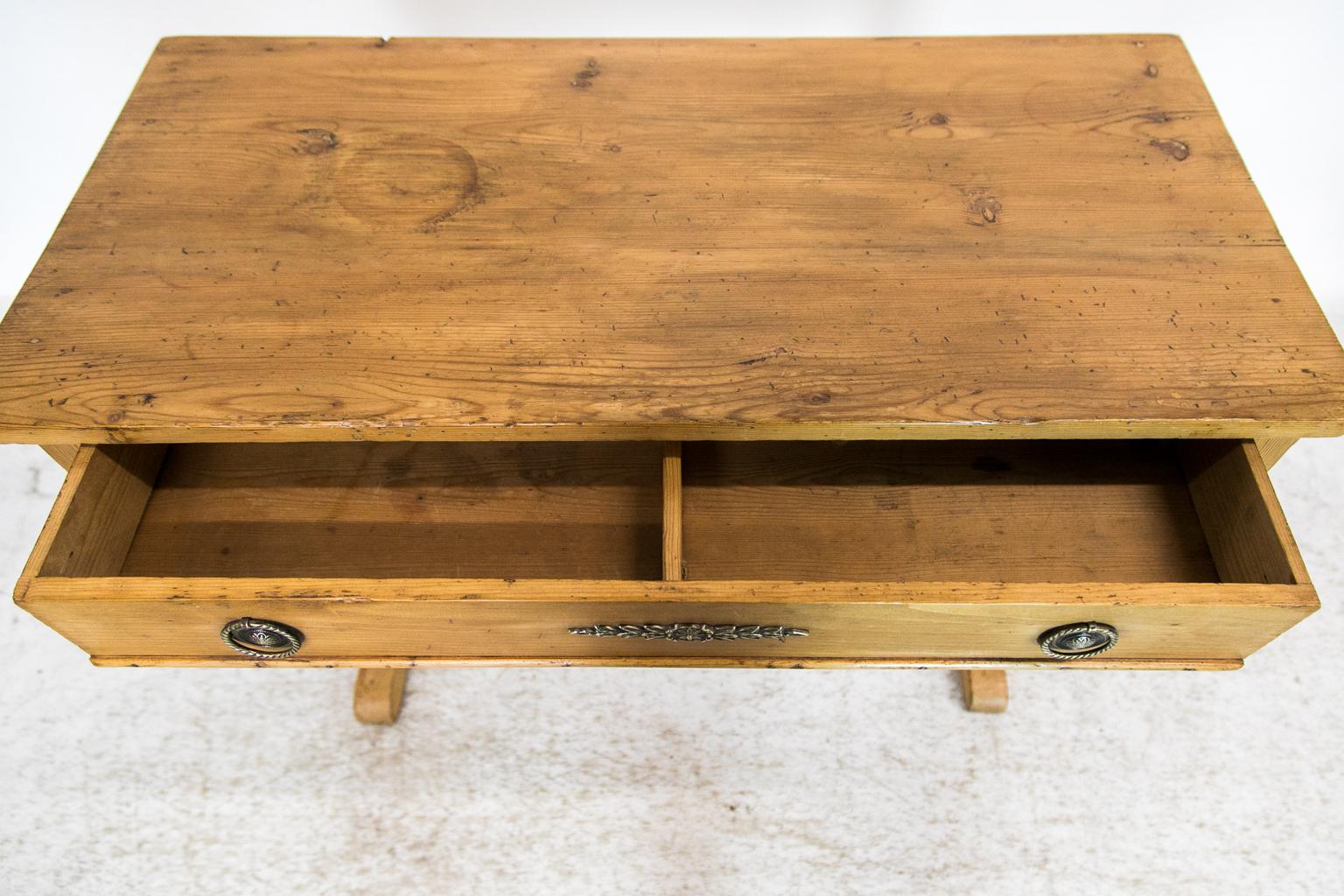 English One Drawer Stretcher Pine Table For Sale 2
