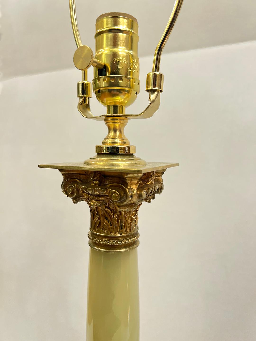 English Onyx Table Lamp In Good Condition For Sale In New York, NY