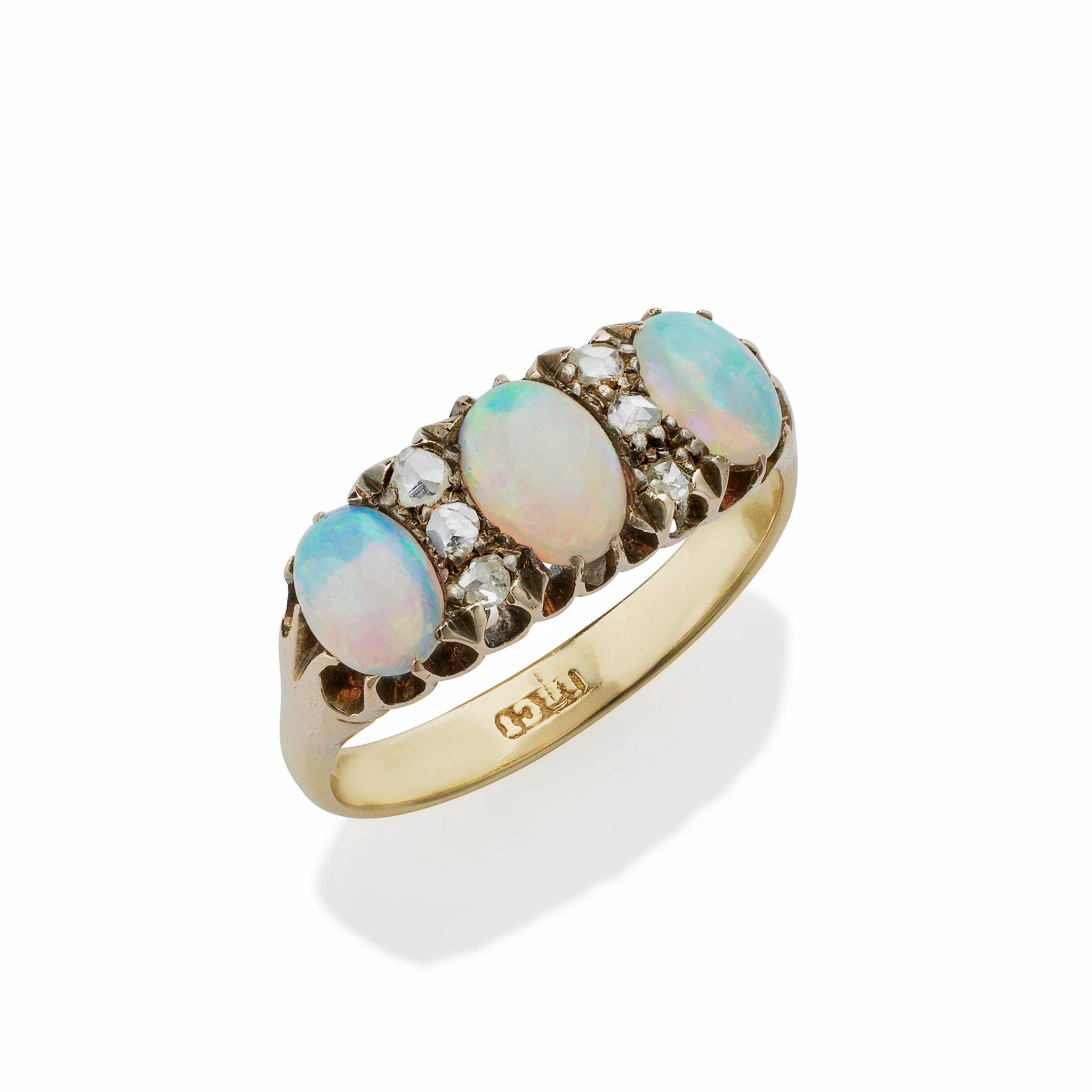 Englischer Opal- und Diamantring mit drei Steinen im Rosenschliff im Zustand „Hervorragend“ im Angebot in New York, NY