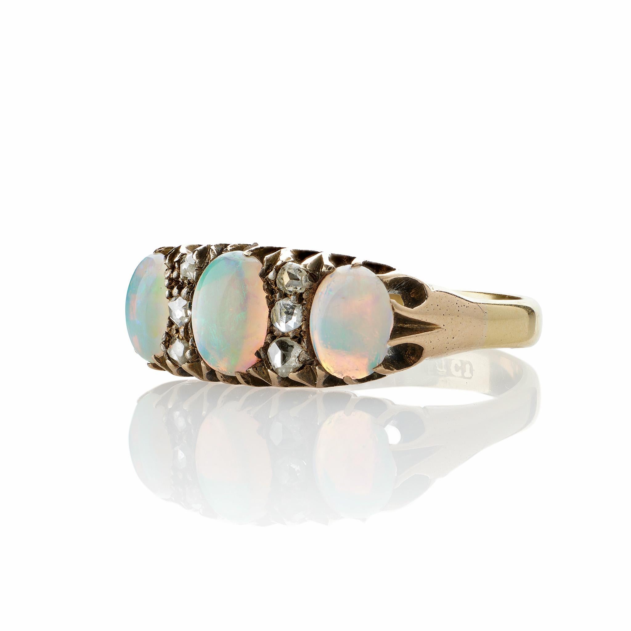 Englischer Opal- und Diamantring mit drei Steinen im Rosenschliff für Damen oder Herren im Angebot