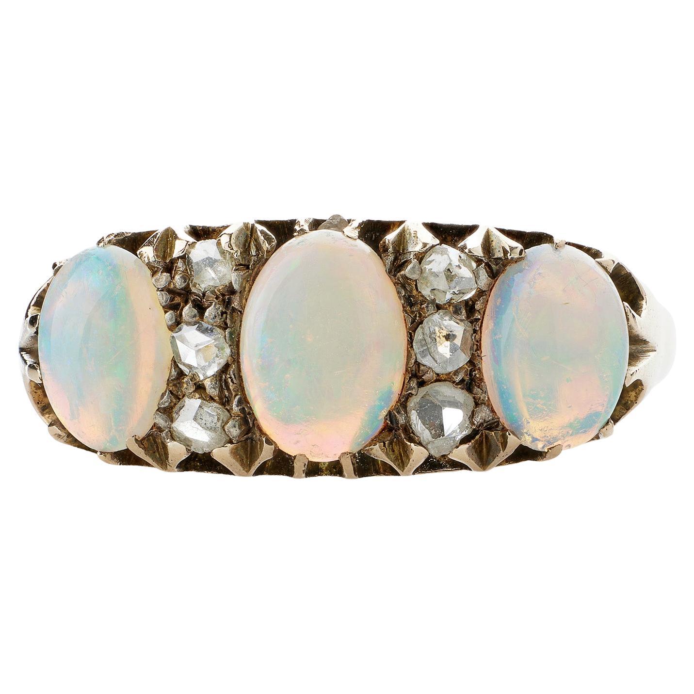 Englischer Opal- und Diamantring mit drei Steinen im Rosenschliff im Angebot