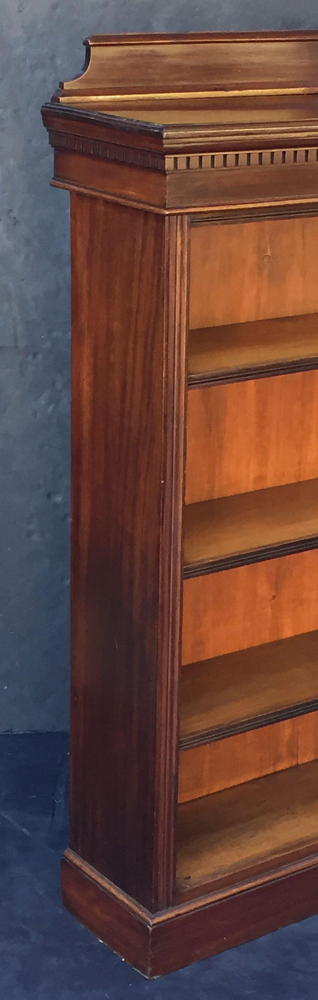 English Open Bookcase of Mahogany For Sale 1