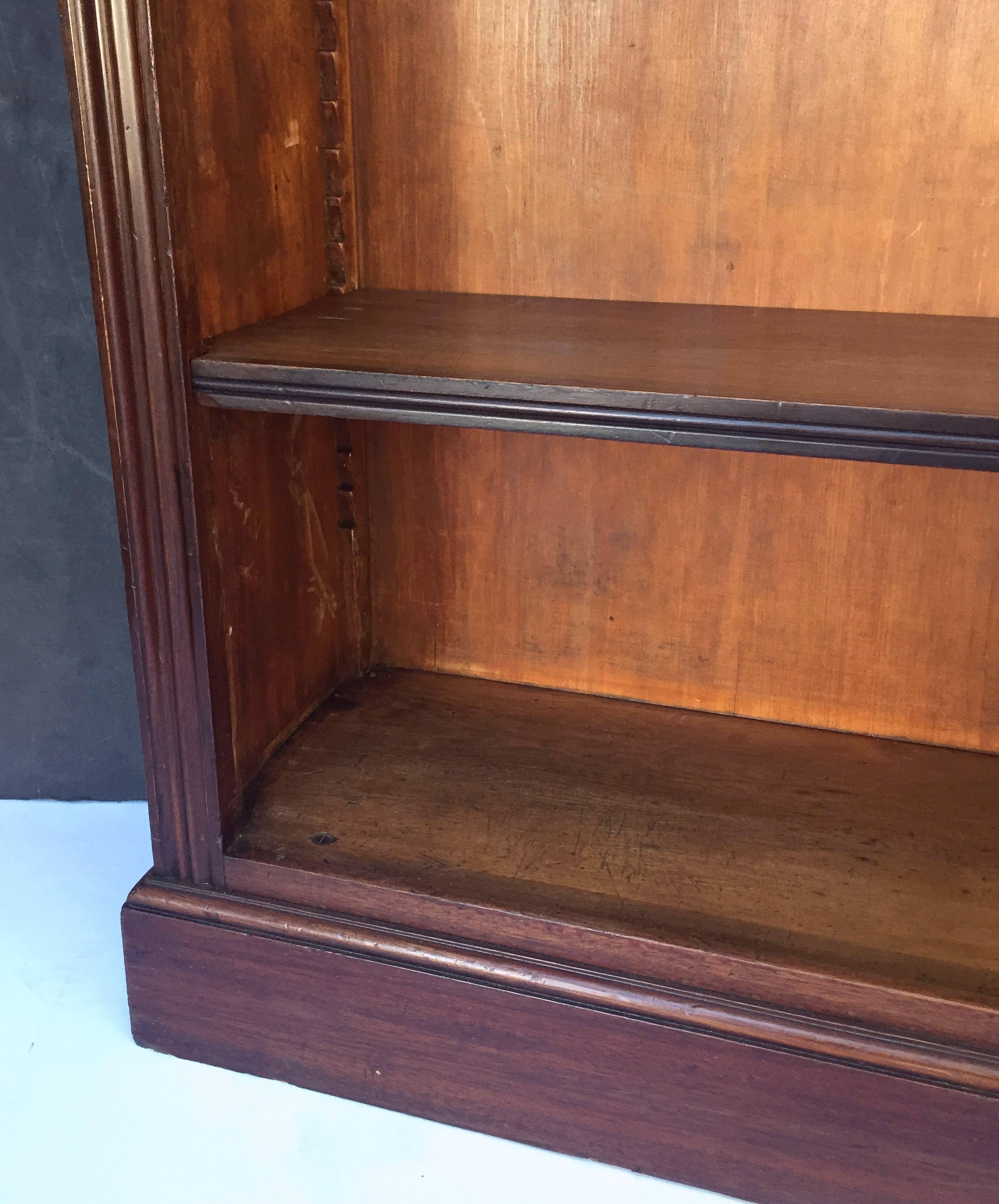 English Open Bookcase of Mahogany For Sale 3