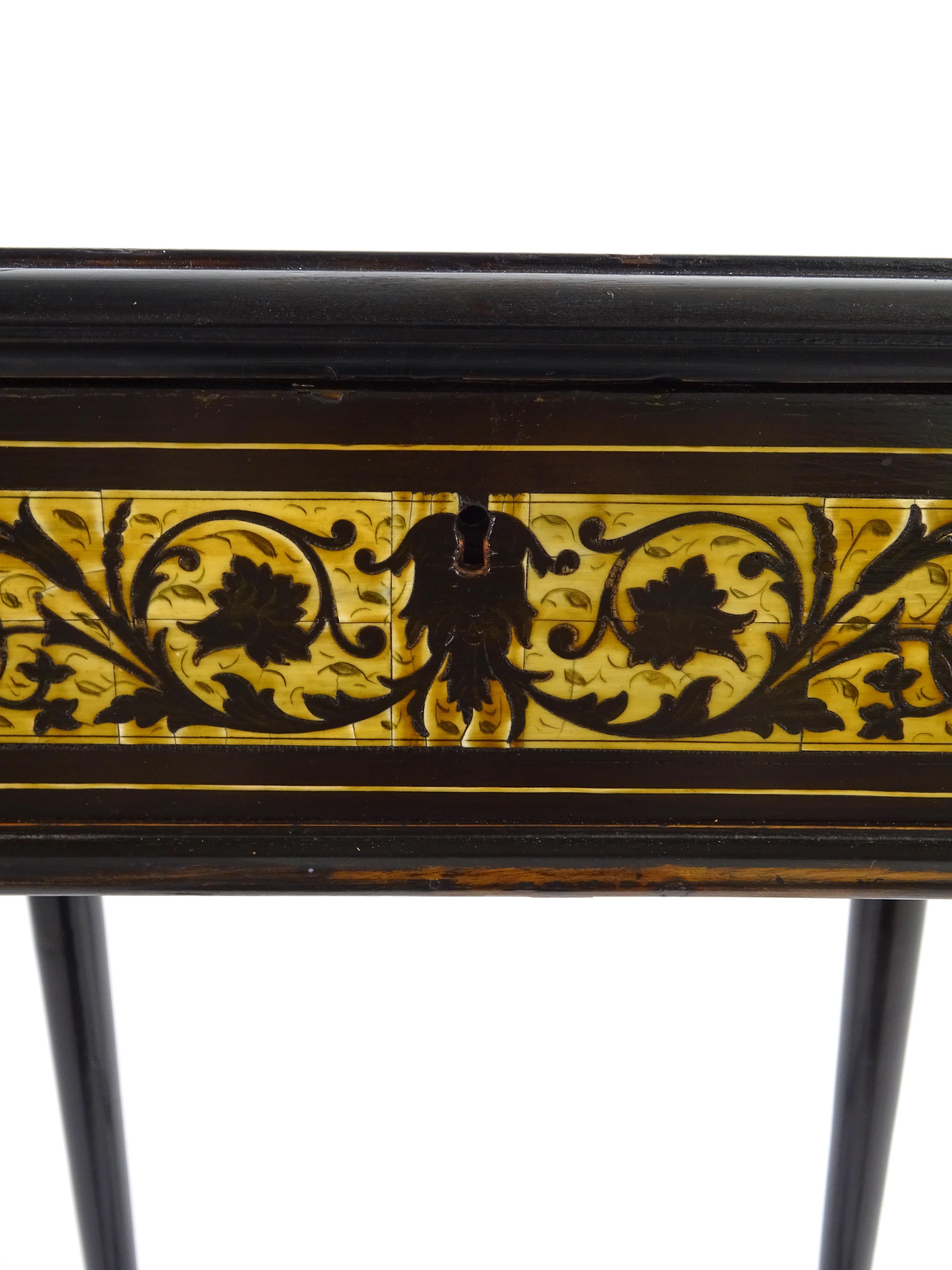 English Openable Work Table, 19th Century For Sale 4