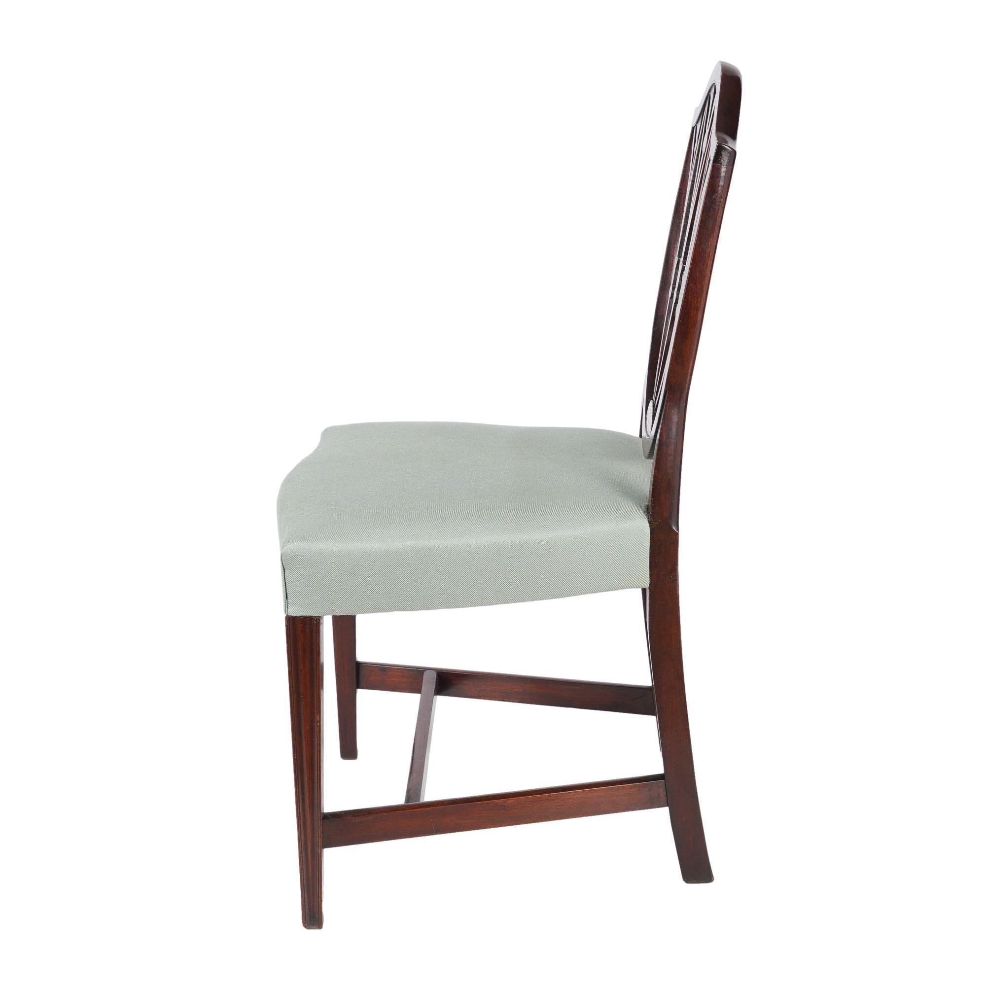 Englischer oder schottischer Hepplewhite-Mahagoni-Beistellstuhl mit Schildrückenlehne aus Mahagoni, um 1780 (Britisch) im Angebot