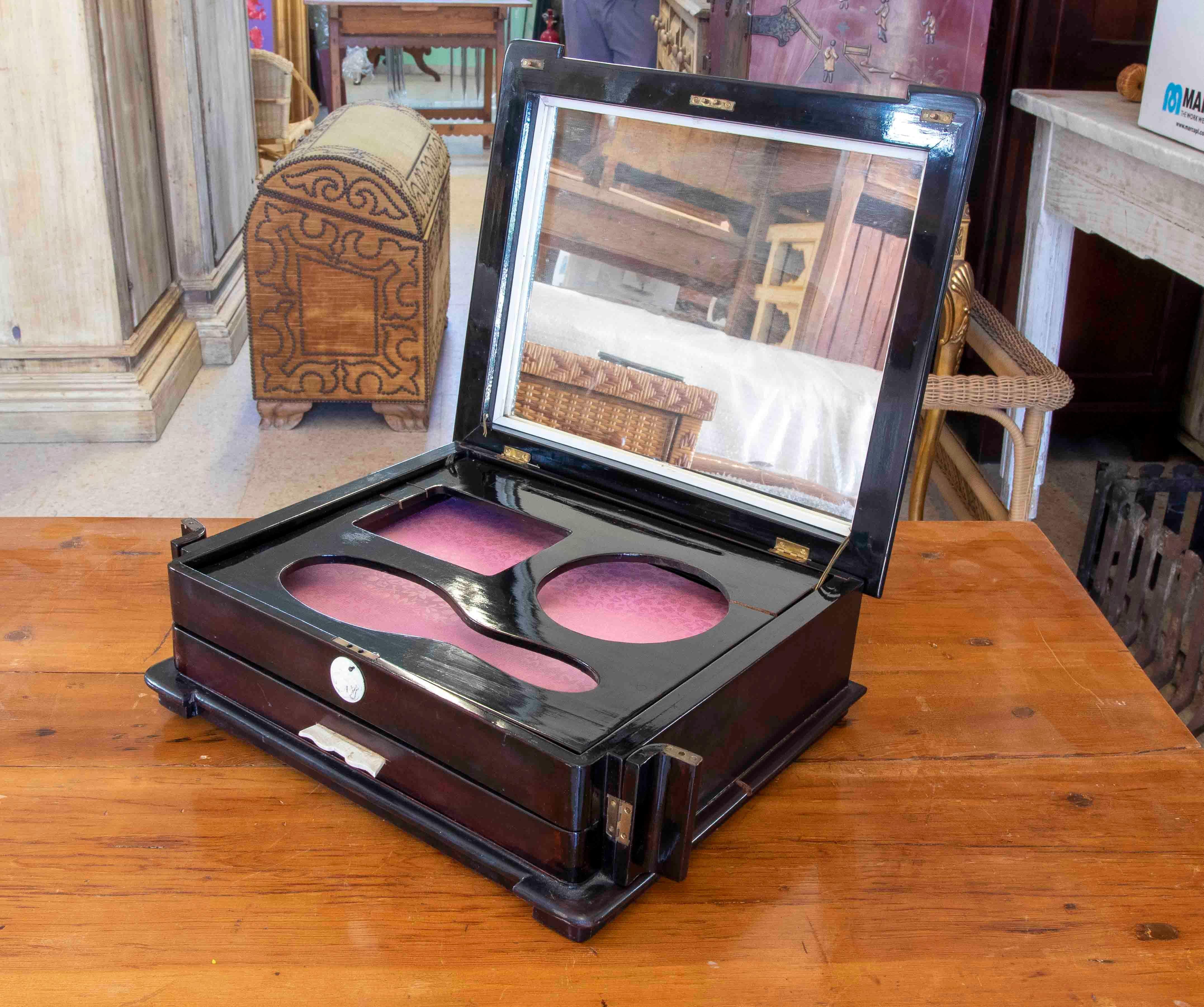 20ième siècle Boîte de rangement pour peigne de style oriental anglais avec miroir en vente