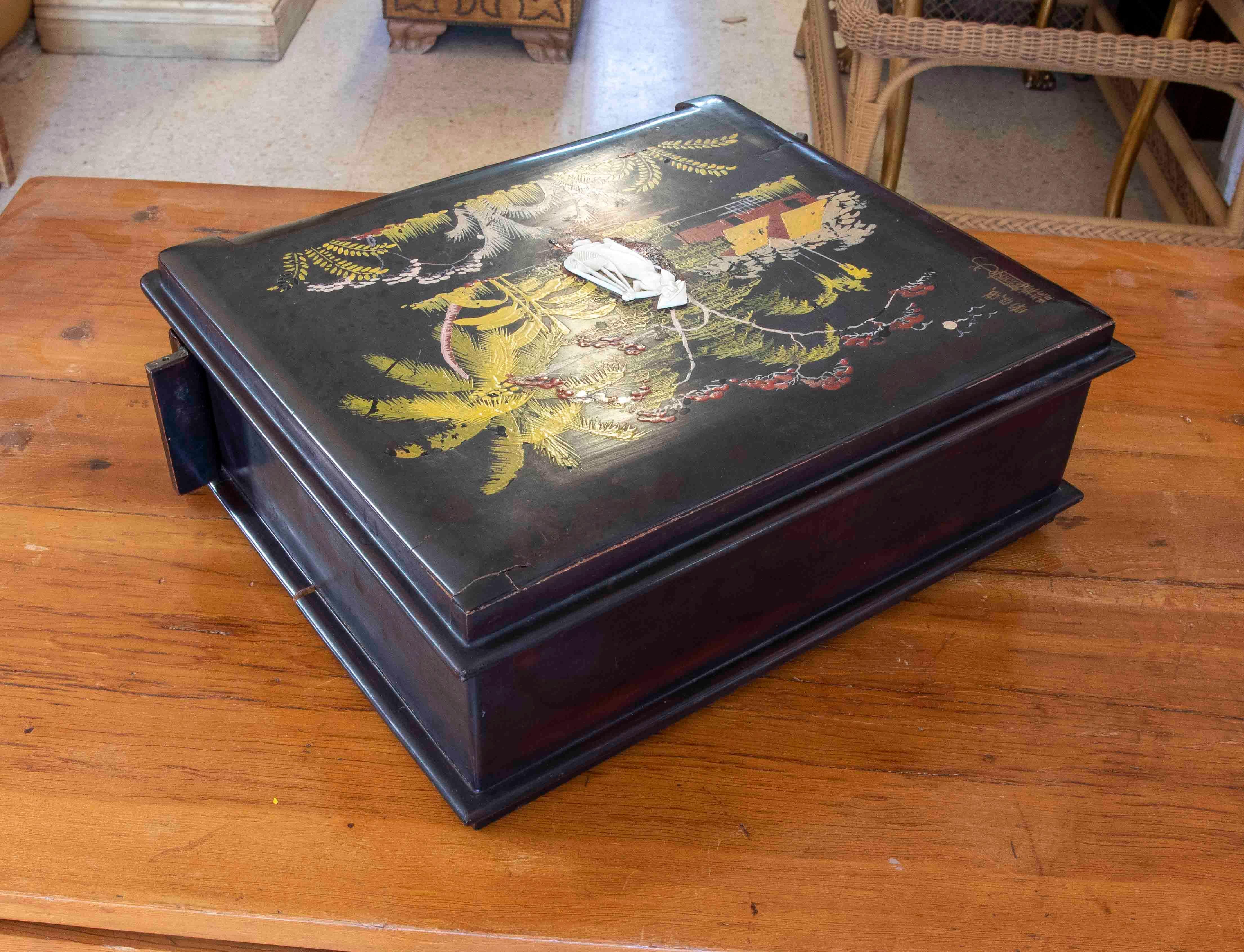 English Oriental-Style Comb Storage Box with Mirror For Sale 2
