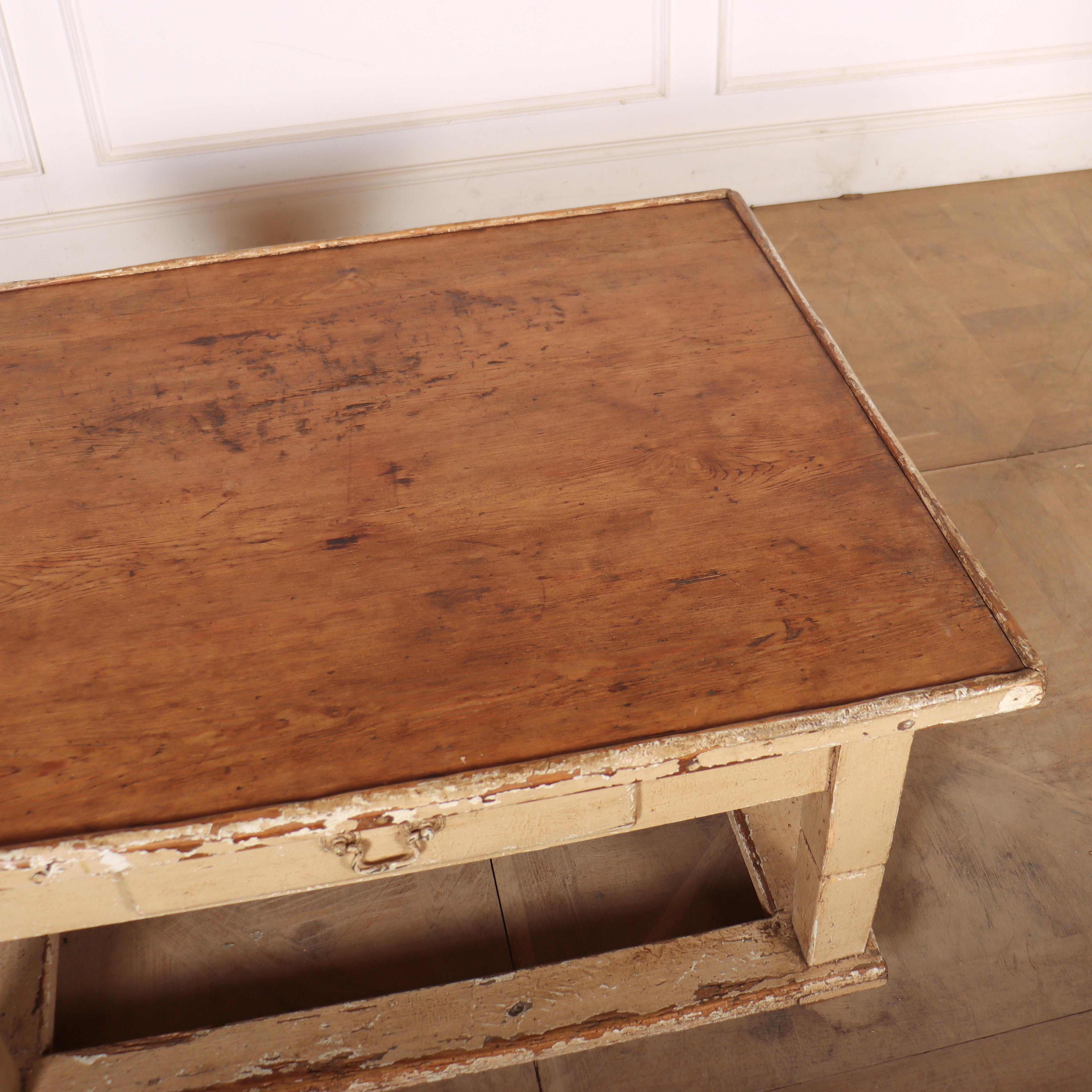 Pin Table basse peinte originale anglaise en vente