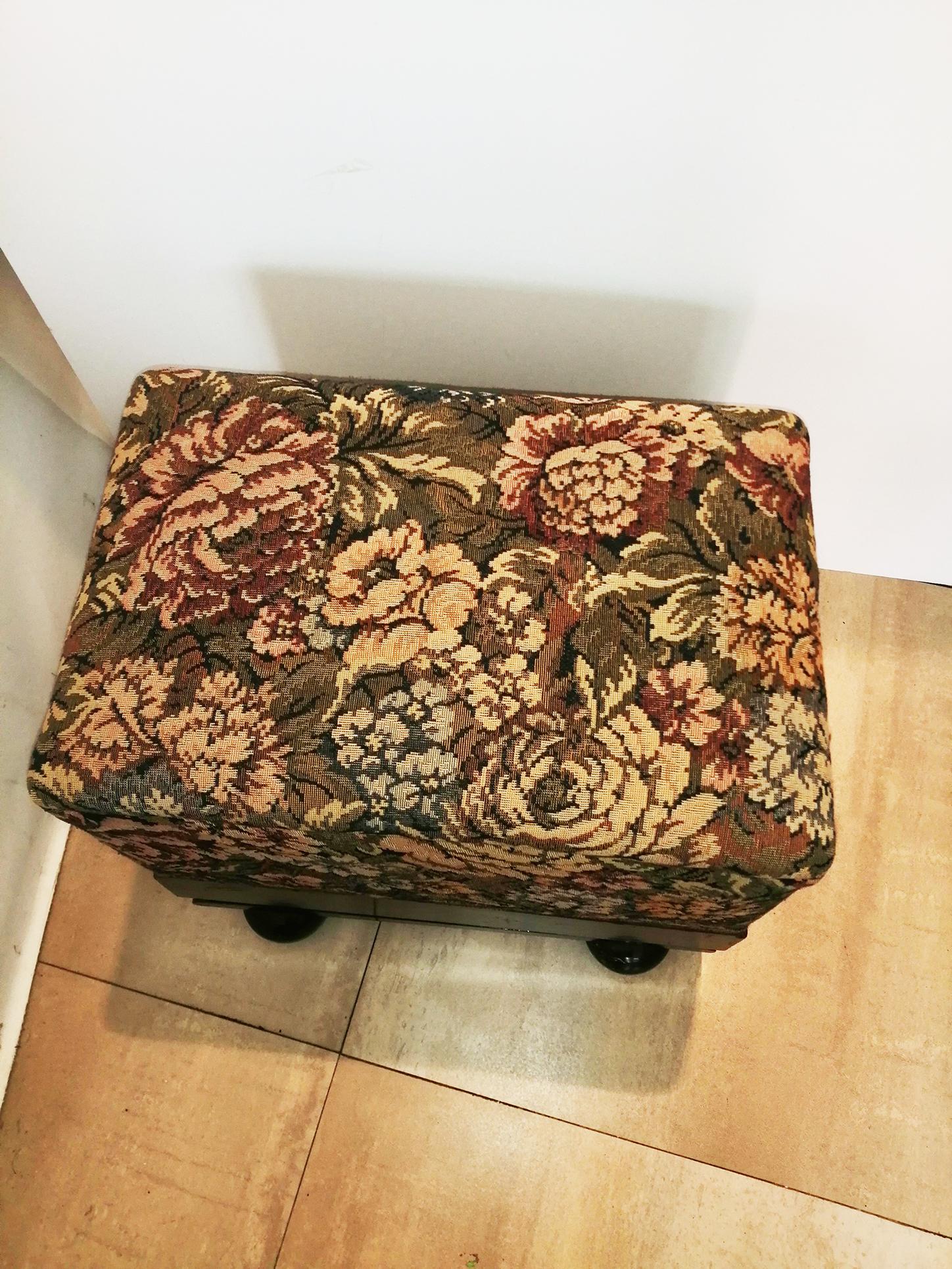 Stool  or Ottoman Art Deco Early 20th Century English Country Style In Excellent Condition For Sale In Mombuey, Zamora