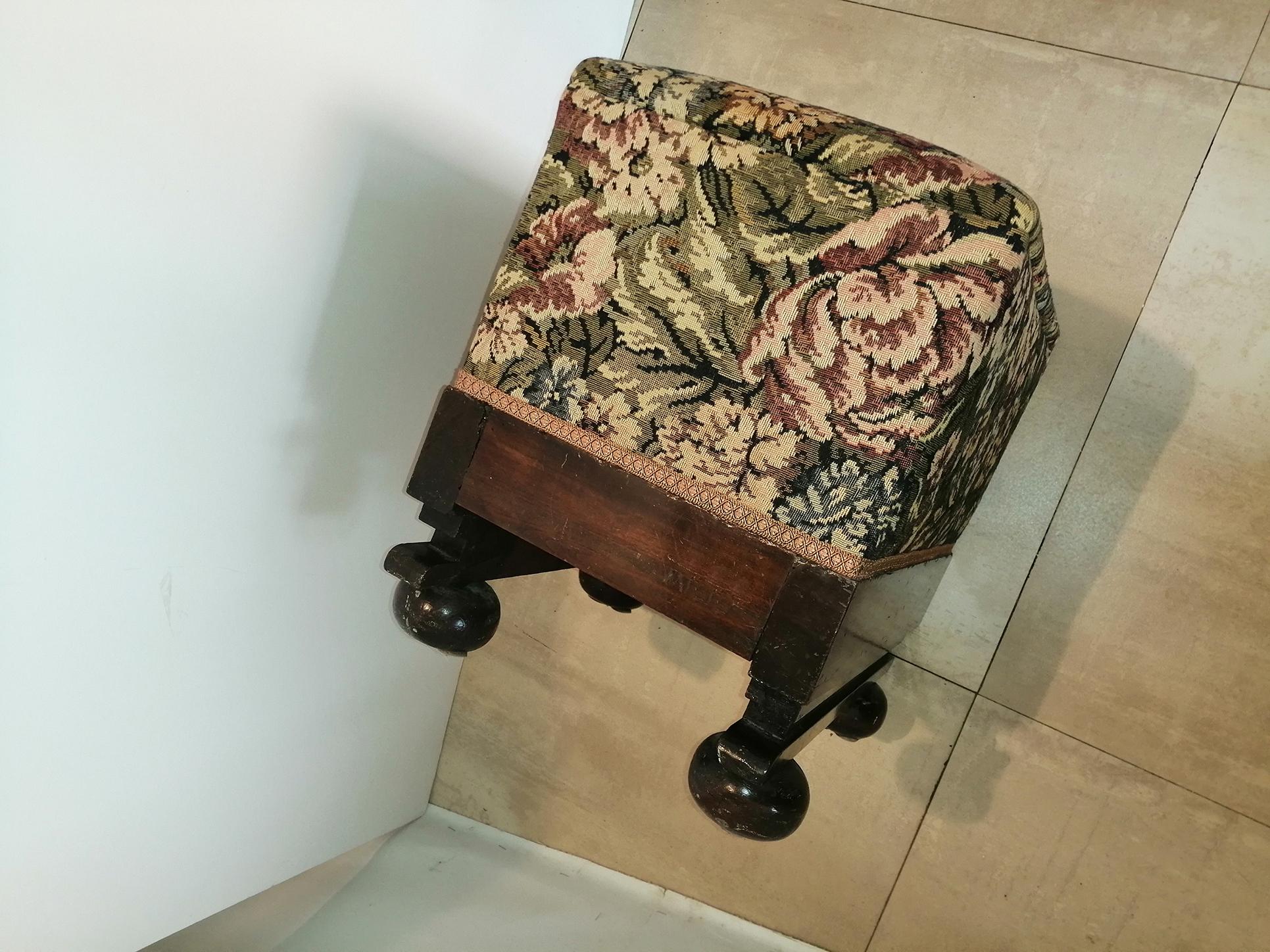 Wood Stool  or Ottoman Art Deco Early 20th Century English Country Style For Sale