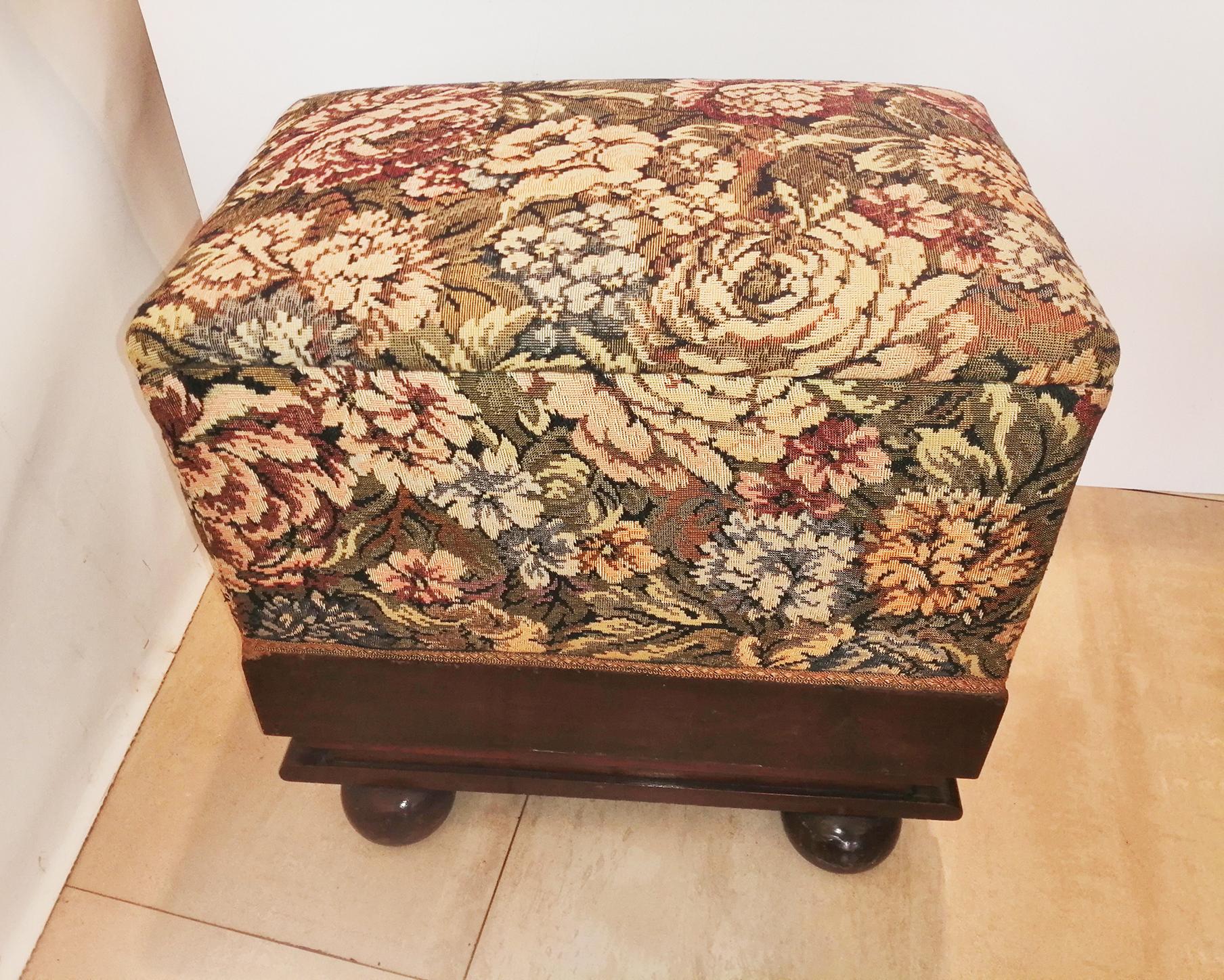 Stool  or Ottoman Art Deco Early 20th Century English Country Style For Sale 4