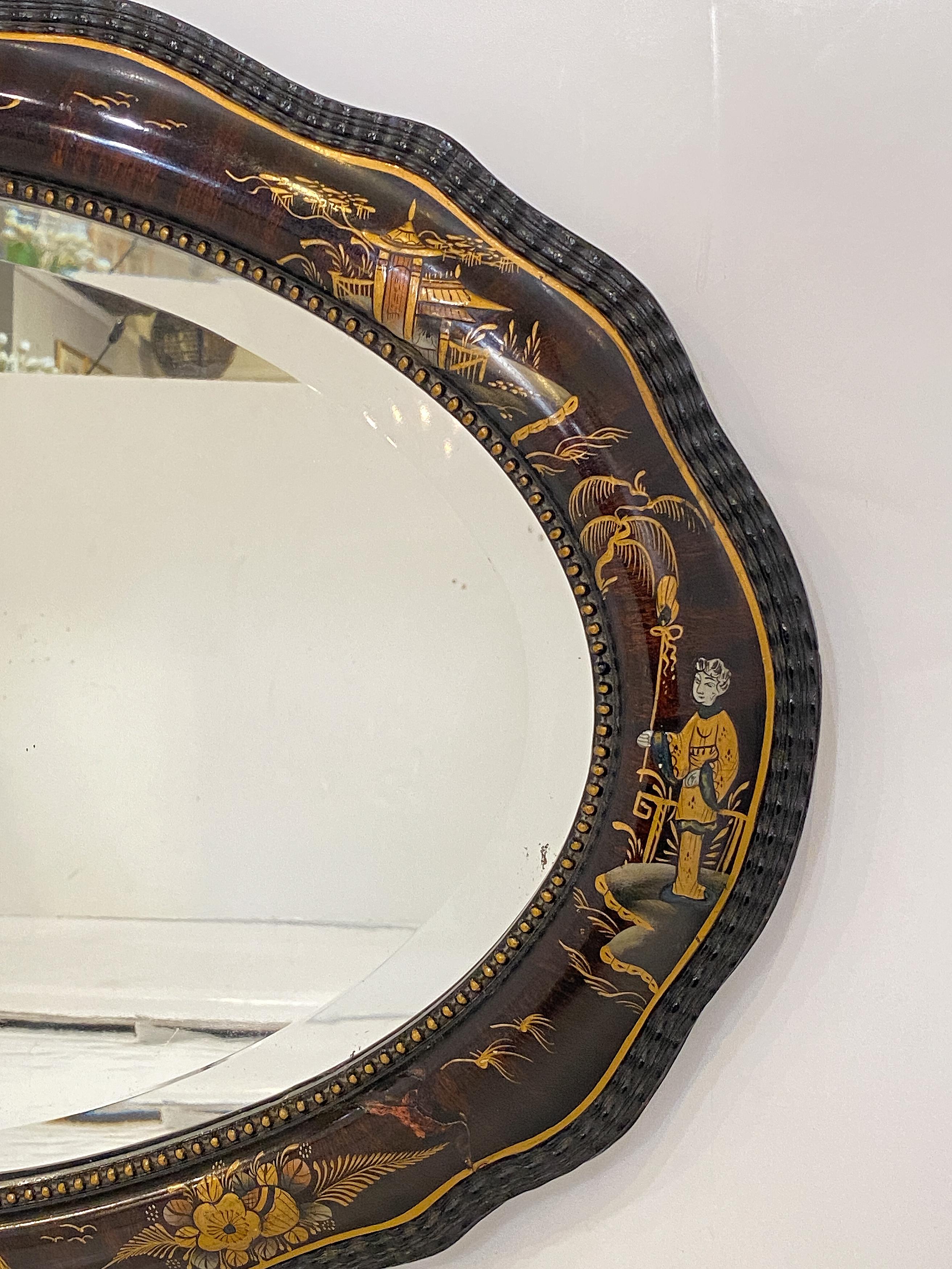 Verre Miroir de salon anglais ovale biseauté avec cadre laqué Chinoiserie (H 22 x L 32) en vente