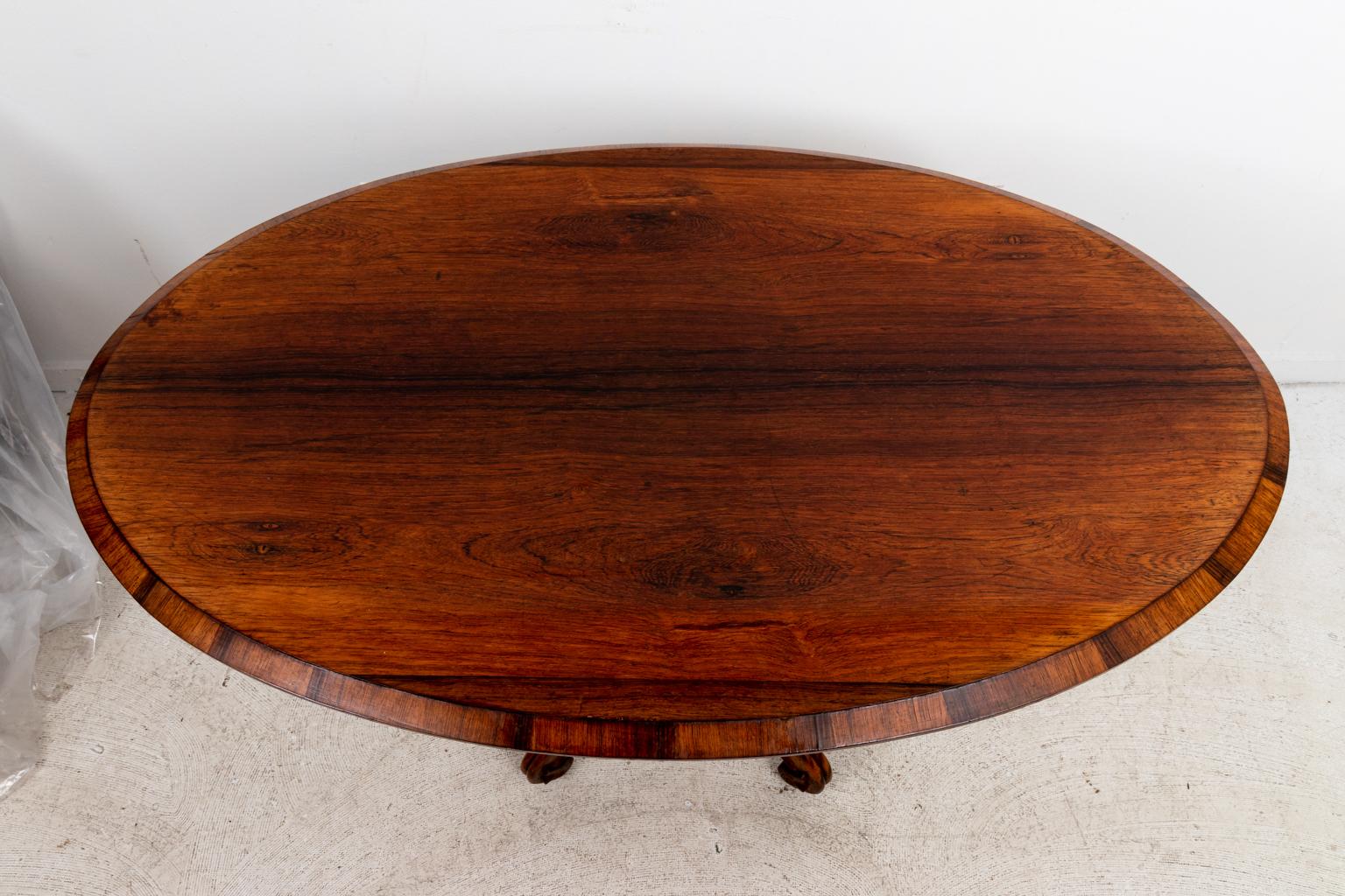 English Oval Center Hall Table In Good Condition In Stamford, CT