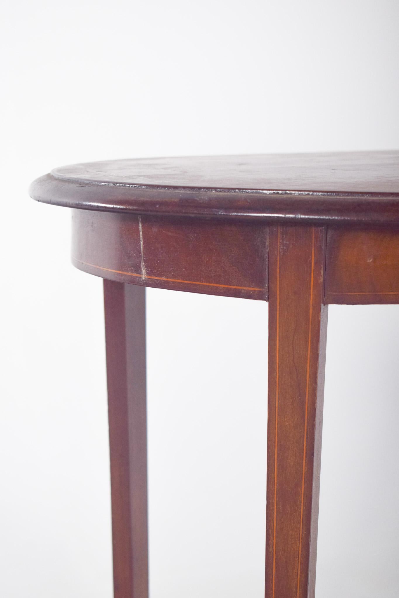 English Oval Coffee Table in Wood For Sale 1