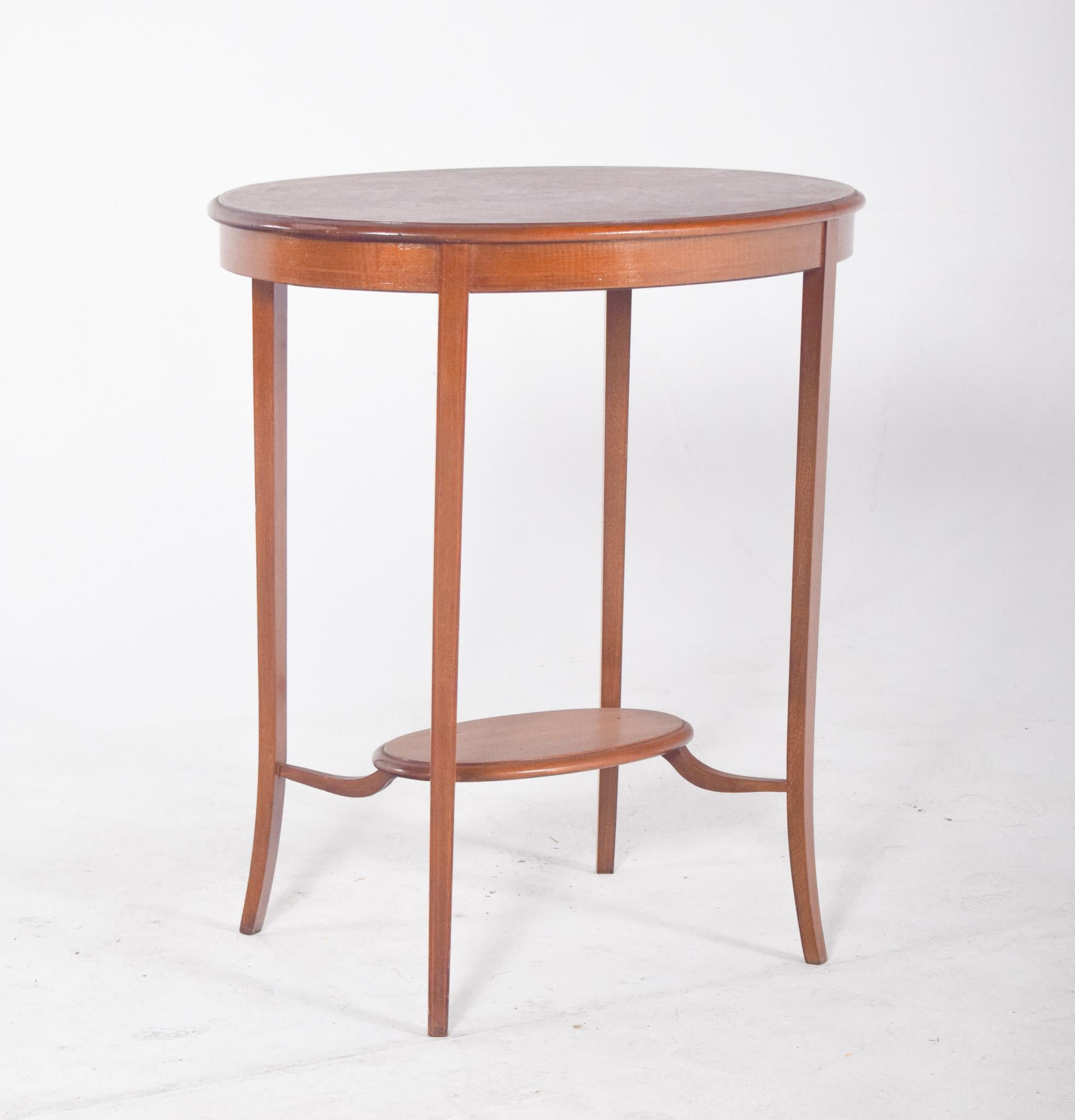 Modern English Oval Coffee Table with Curved Legs For Sale