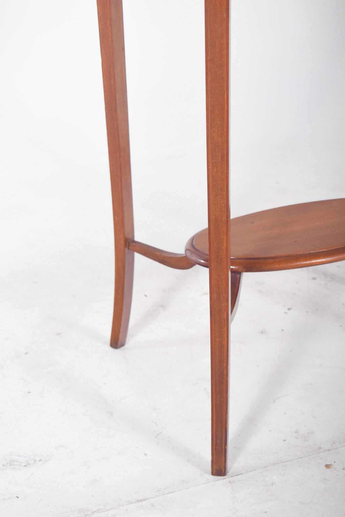 20th Century English Oval Coffee Table with Curved Legs For Sale