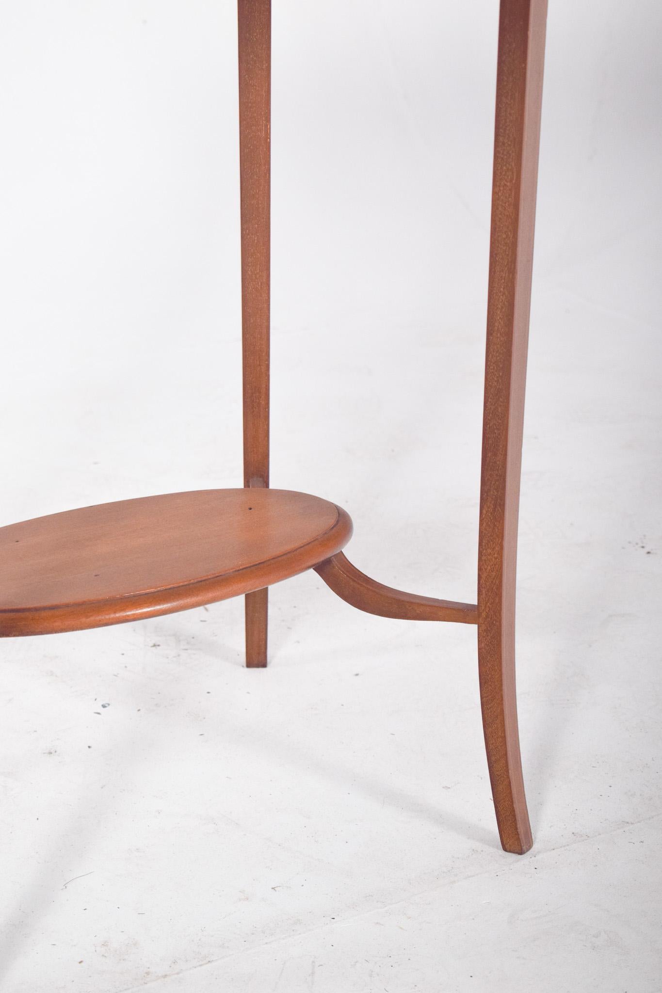 Wood English Oval Coffee Table with Curved Legs For Sale