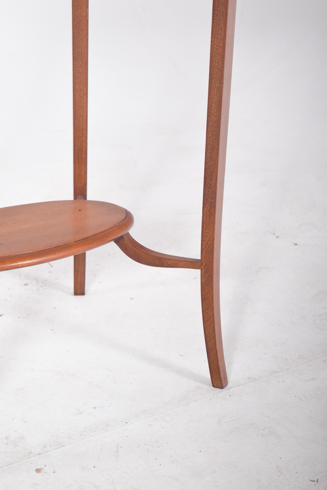 English Oval Coffee Table with Curved Legs For Sale 1
