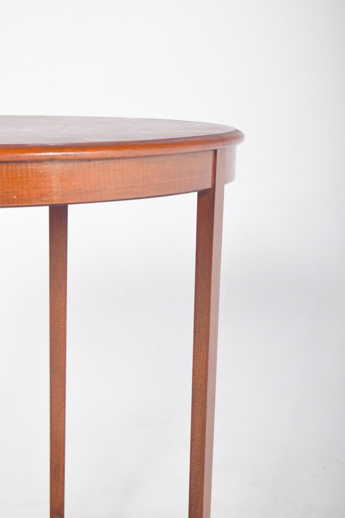 English Oval Coffee Table with Curved Legs For Sale 2
