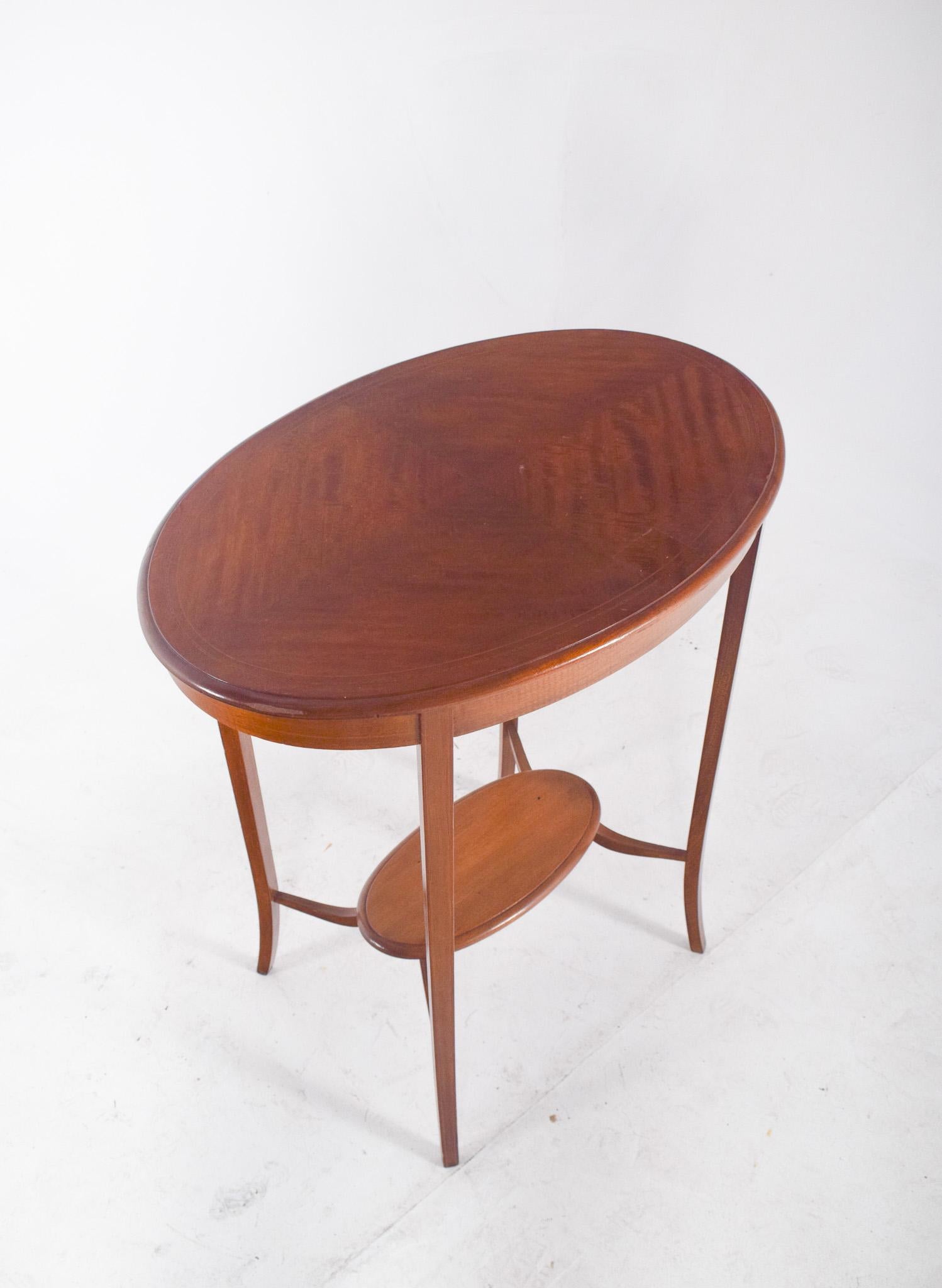 English Oval Coffee Table with Curved Legs For Sale 3