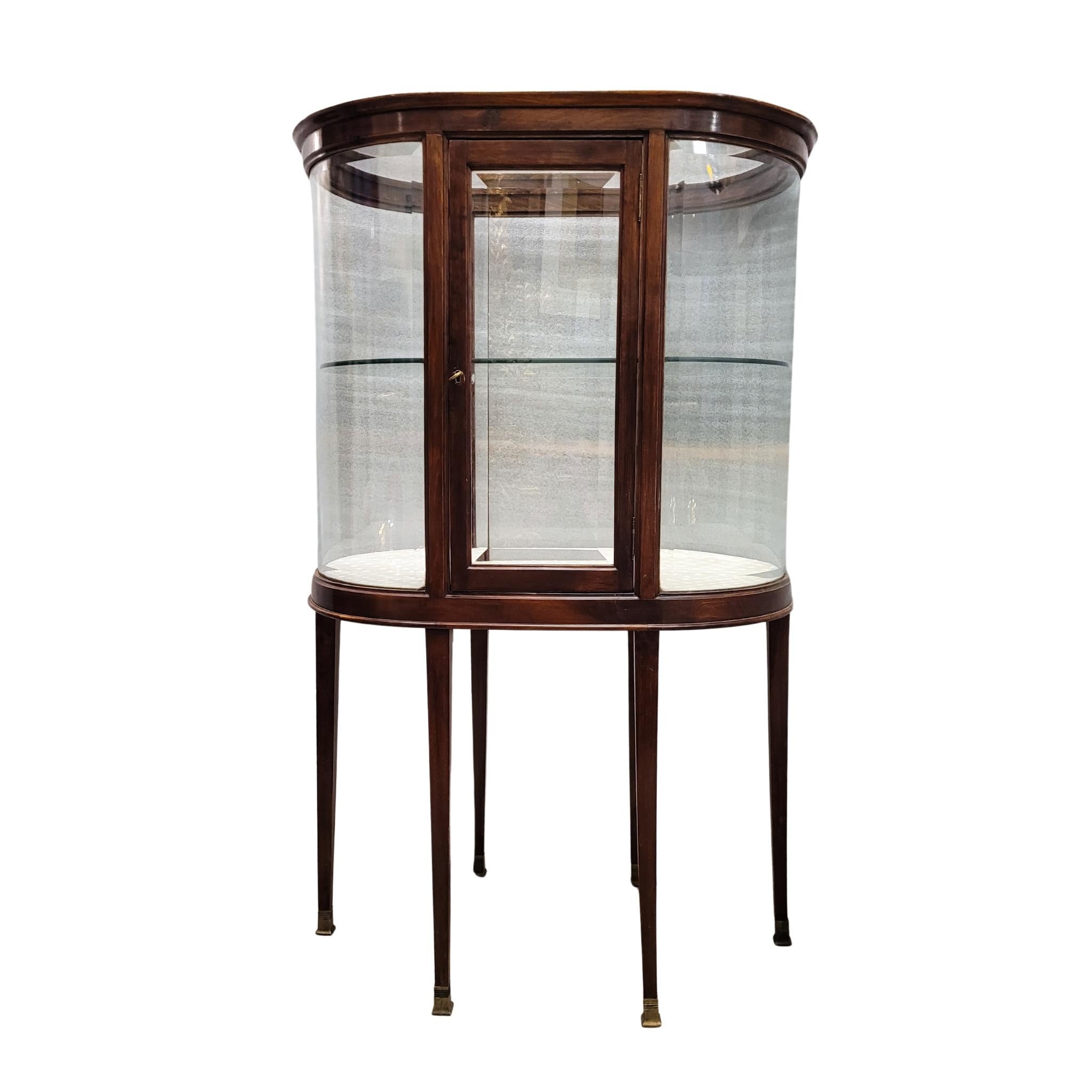 Preciosa y Elegante vitrina de madera de caoba, original de la época eduardiana inglesa. Los muebles de este periodo consiguen una gran sencillez de líneas y una decoración muy sobria y estudiada, donde la estructura queda a la vista, constructiva y