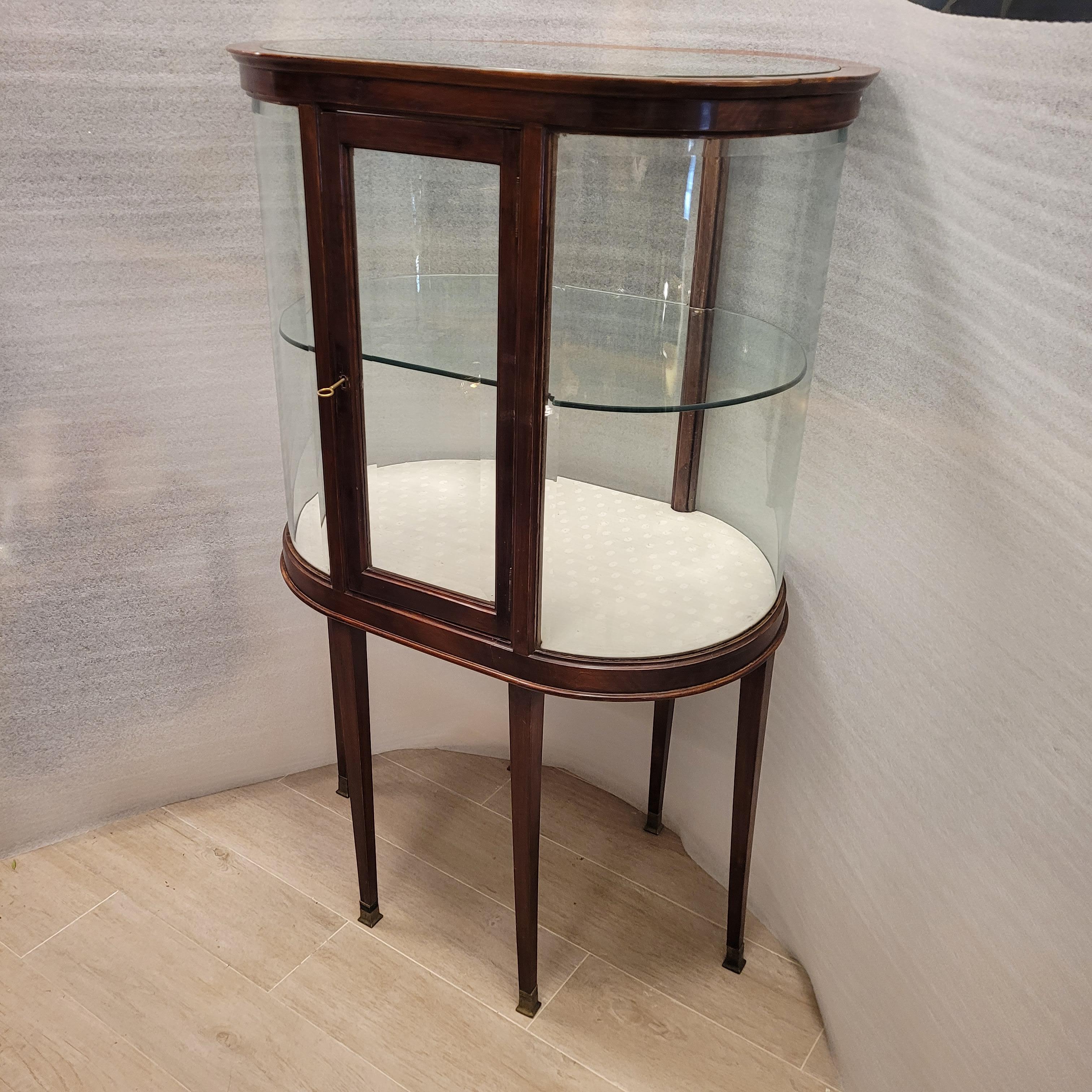 Vitrina Eduardina ovalada inglesa  vitrina de cristal de madera en venta 1