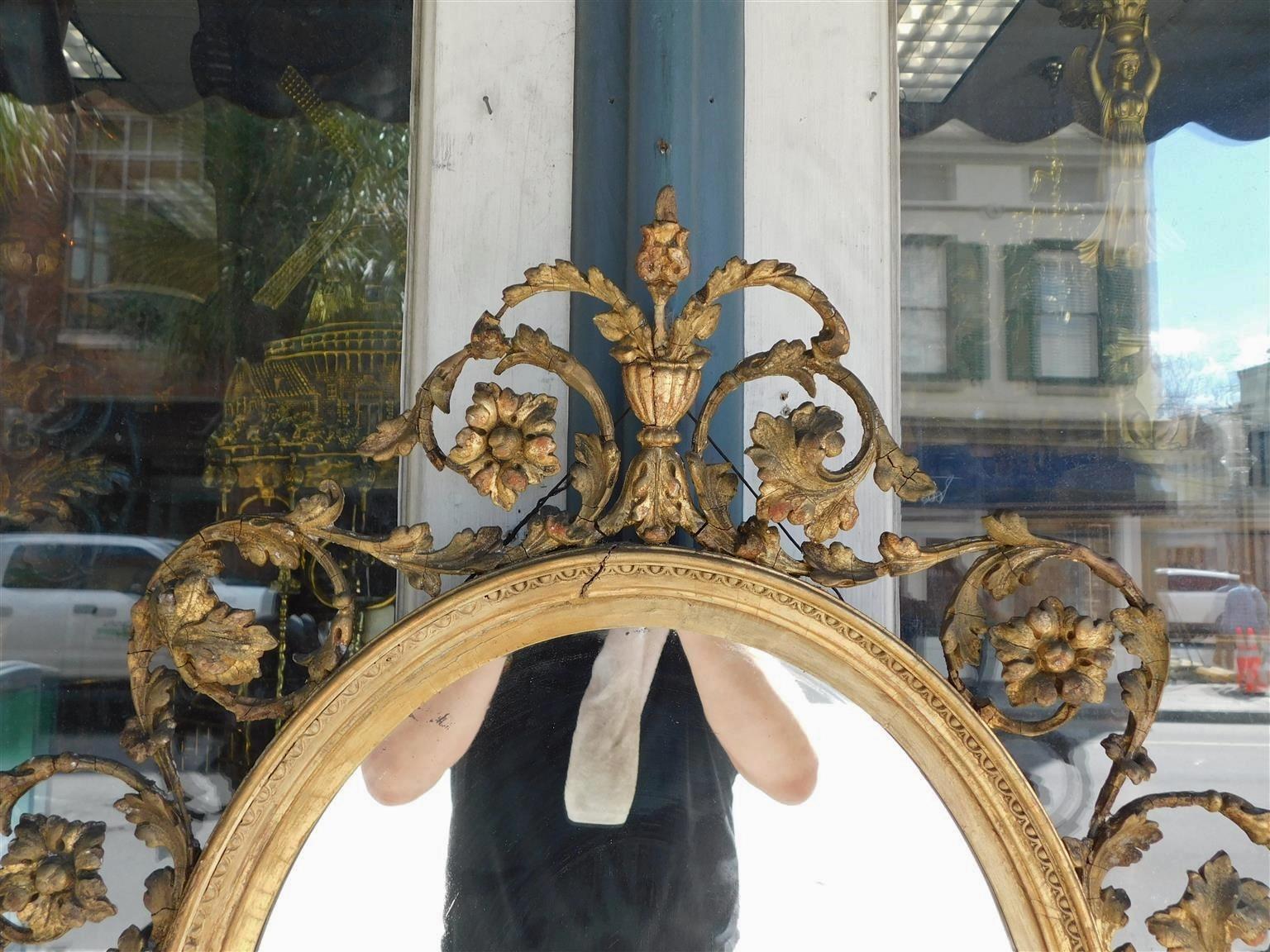 Doré Miroir mural ovale anglais sculpté et doré en bois et gesso à volutes, vers 1800 en vente