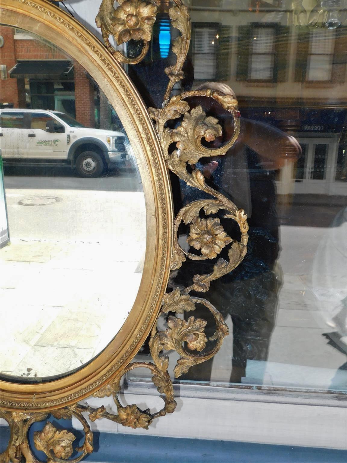 Gesso Miroir mural ovale anglais sculpté et doré en bois et gesso à volutes, vers 1800 en vente