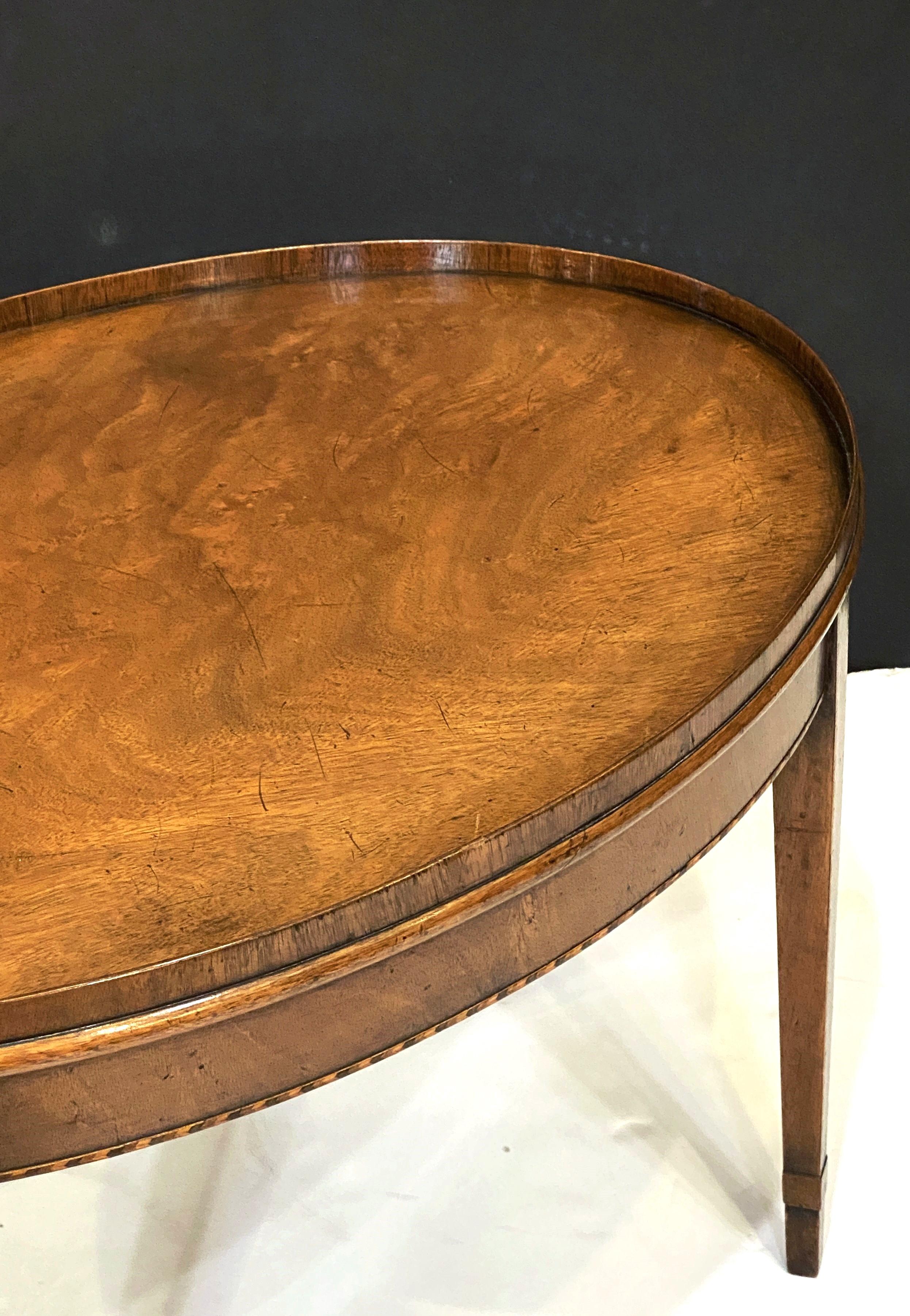 Table basse ou table basse ovale anglaise en acajou marqueté en vente 3