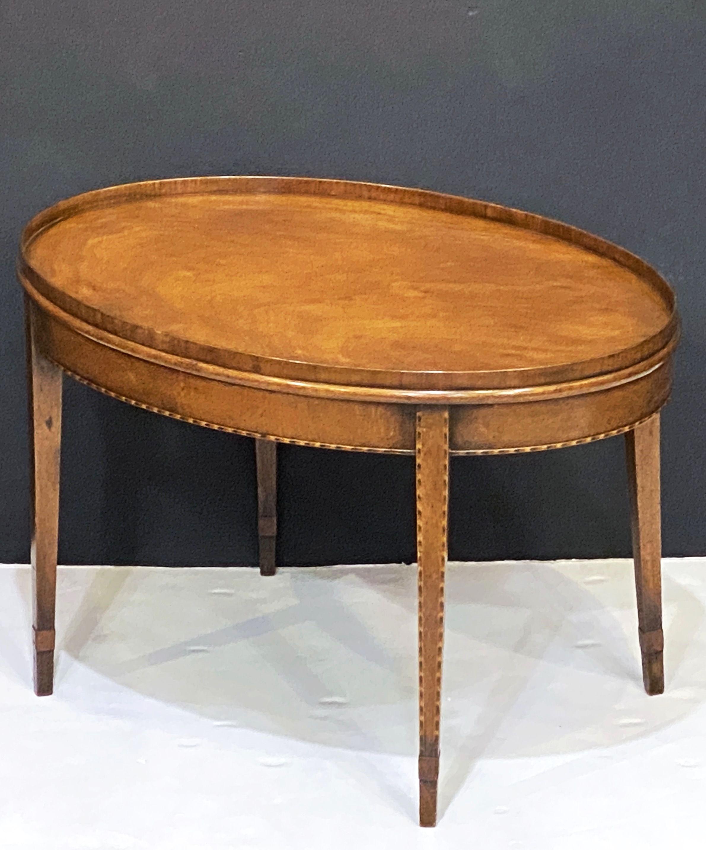 Table basse ou table basse ovale anglaise en acajou marqueté en vente 4