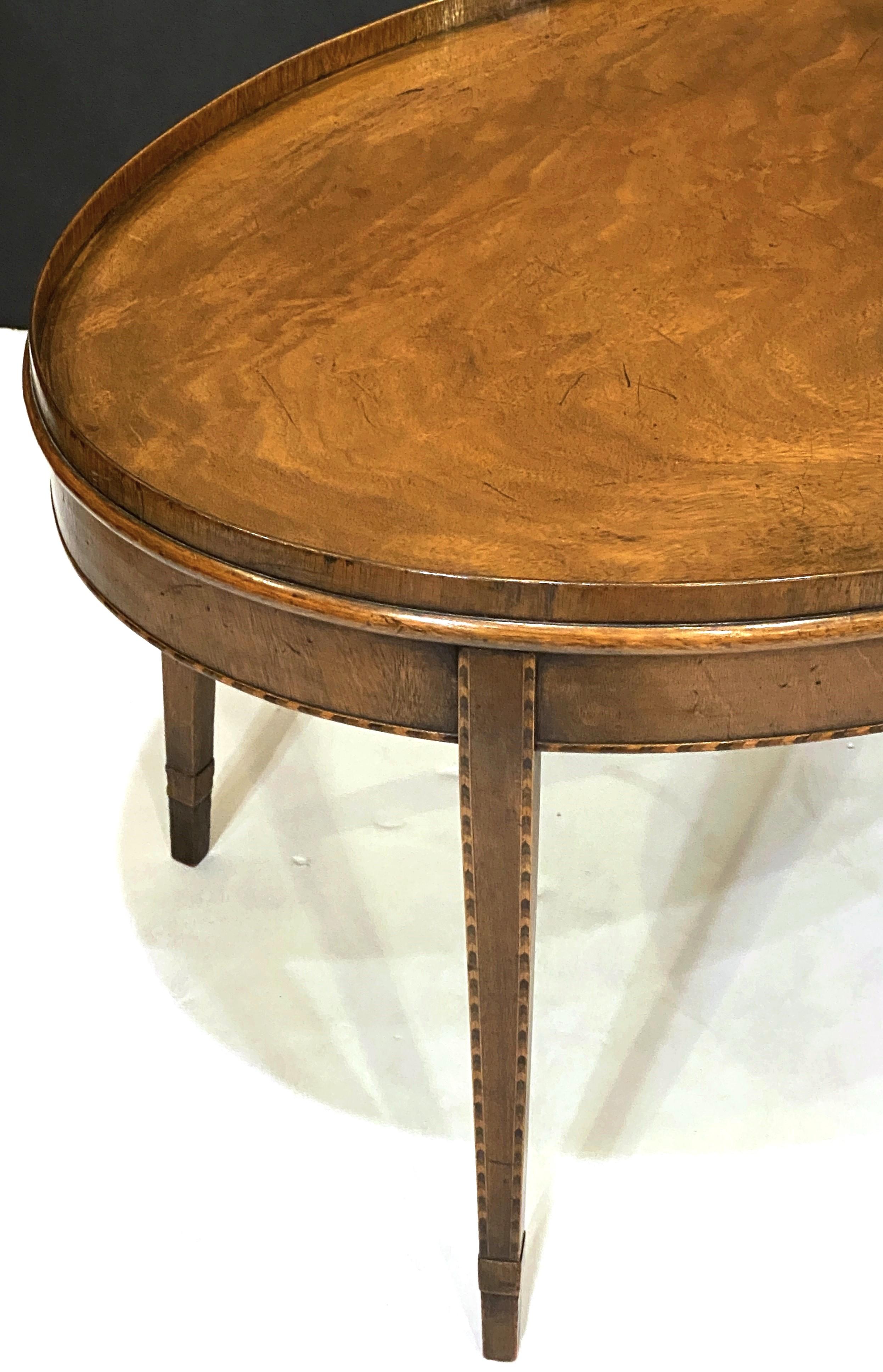 Table basse ou table basse ovale anglaise en acajou marqueté en vente 5