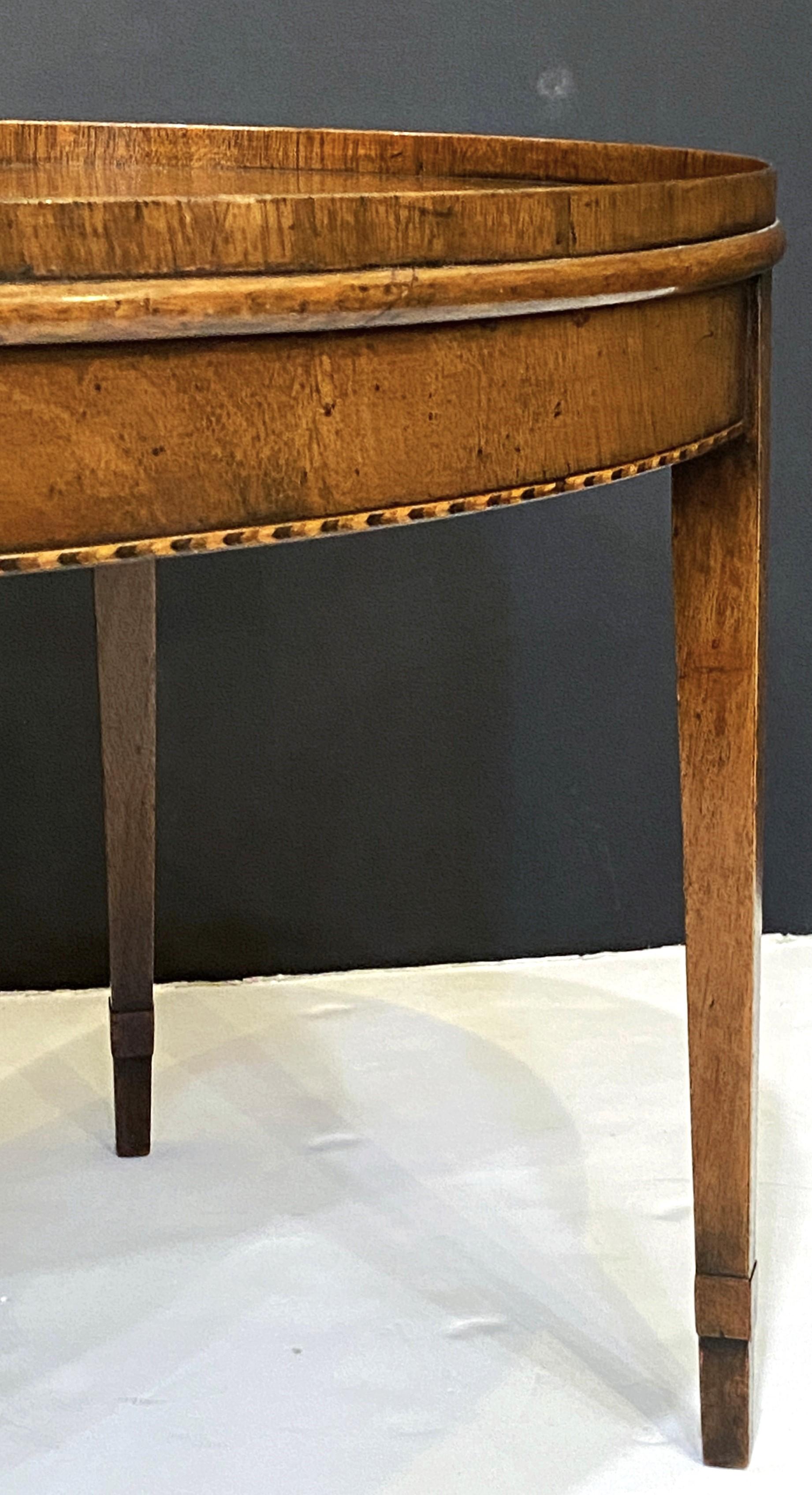 Table basse ou table basse ovale anglaise en acajou marqueté en vente 7